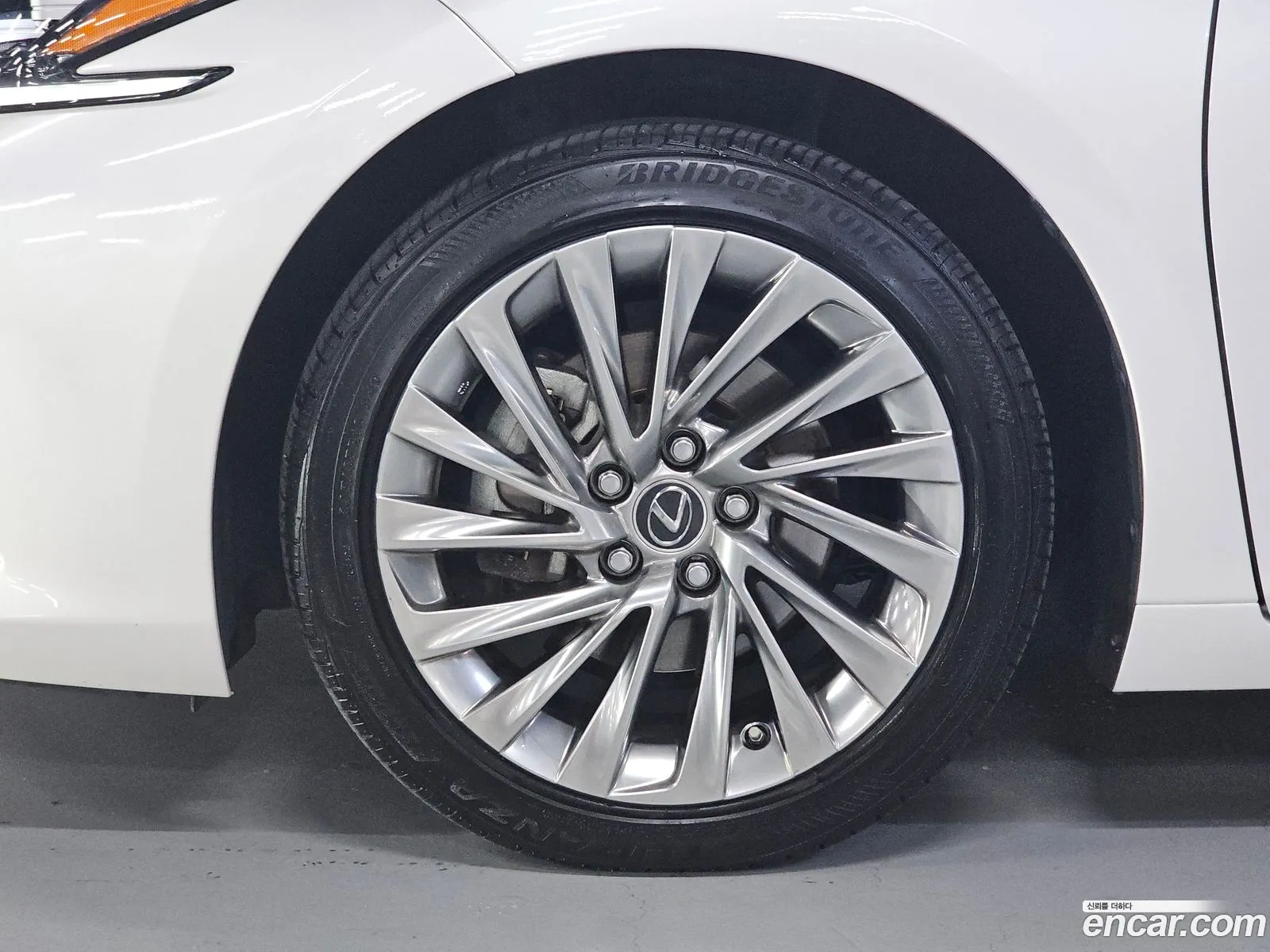Lexus ES300h 7th Gen 2023 — 9