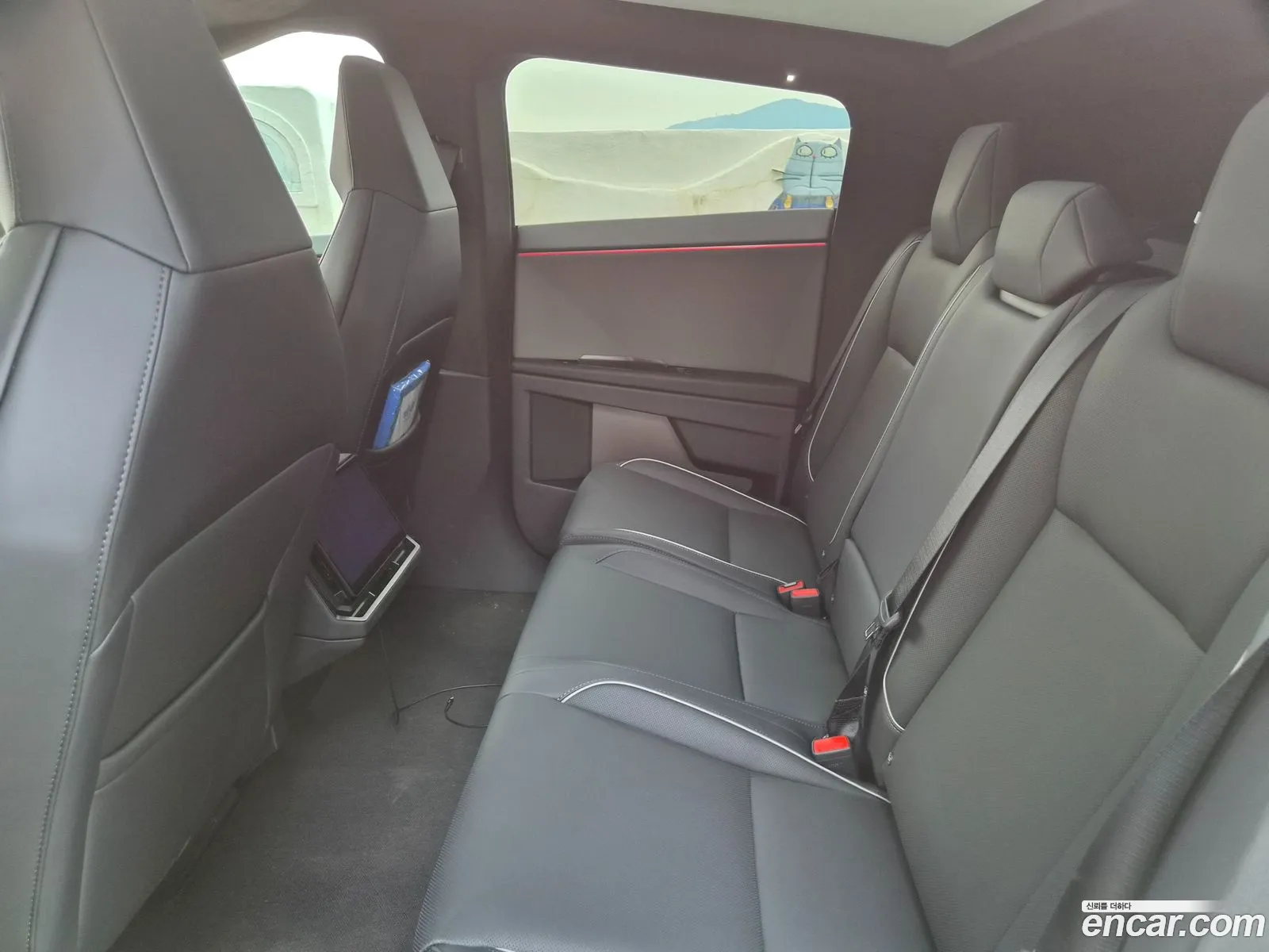 Tesla Cybertruck 2025 — 10