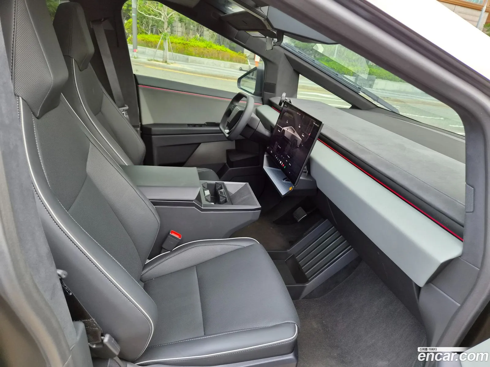 Tesla Cybertruck 2025 — 4