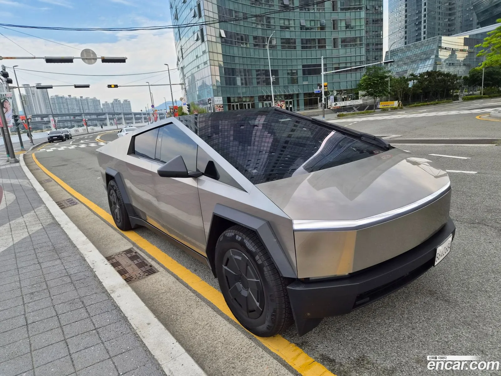 Tesla Cybertruck 2025 — 11
