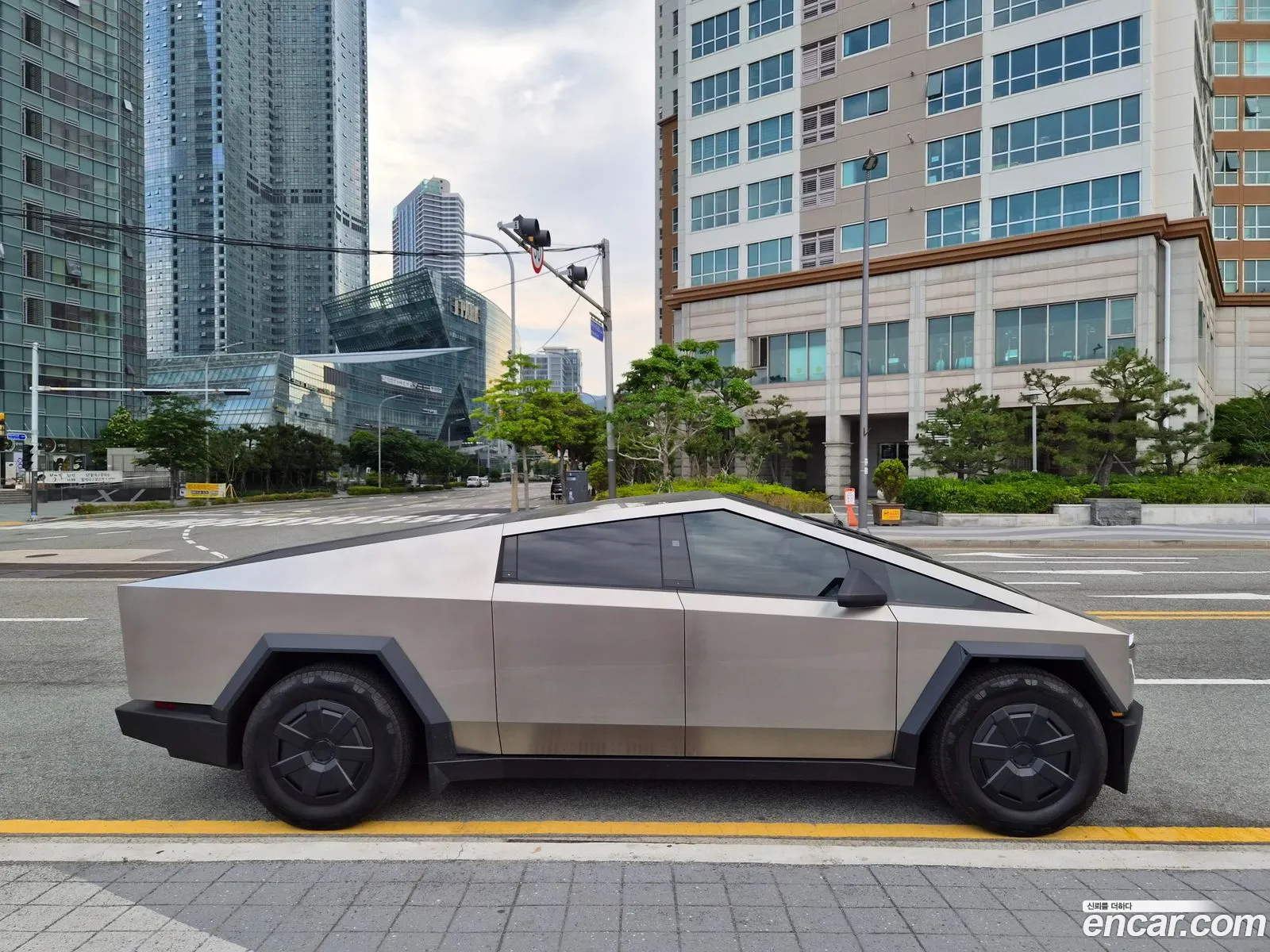 Tesla Cybertruck 2025 — 8