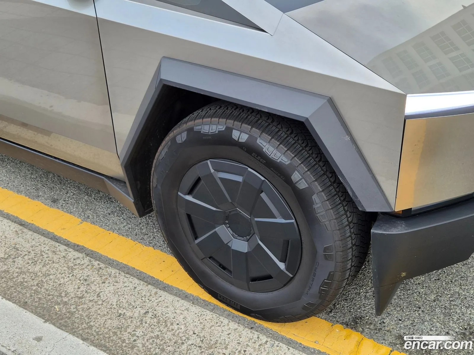 Tesla Cybertruck 2025 — 7