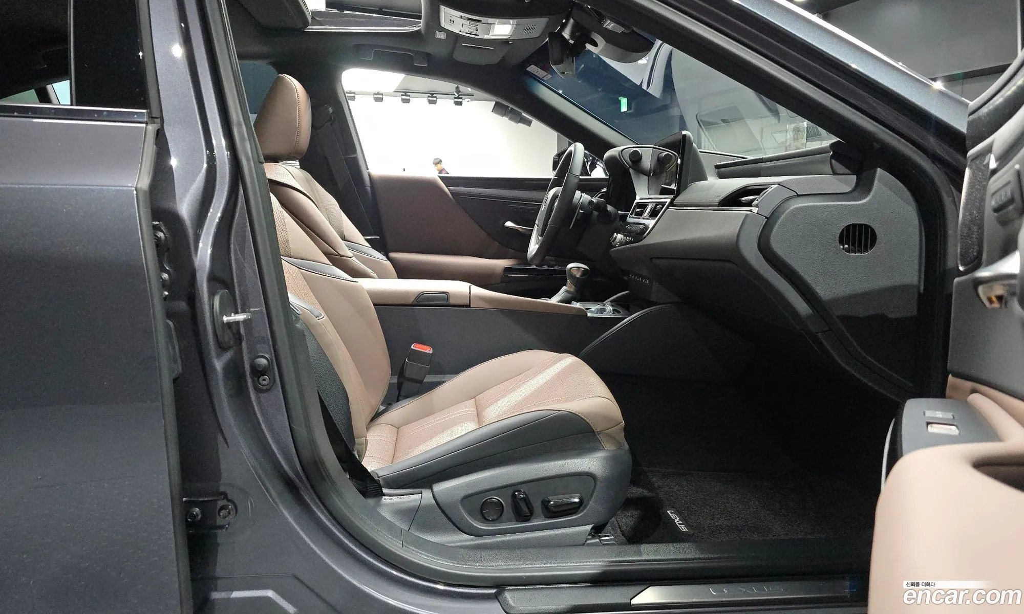 Lexus ES300h 7th Gen 2025 JTHBA1C19T2032923 — 23