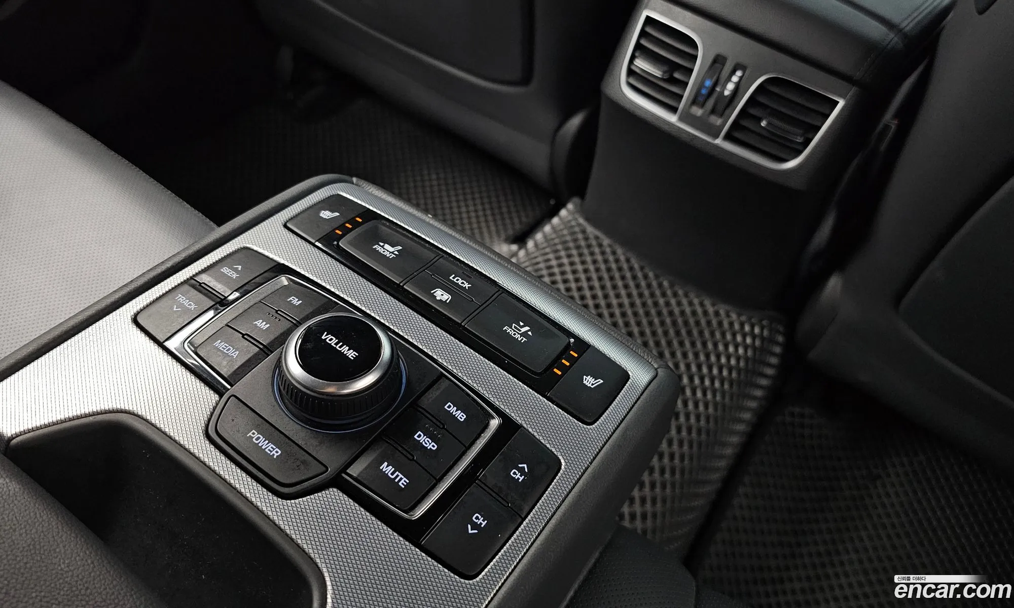 Genesis G80 2017 KMHGM41DBHU232088 — 3