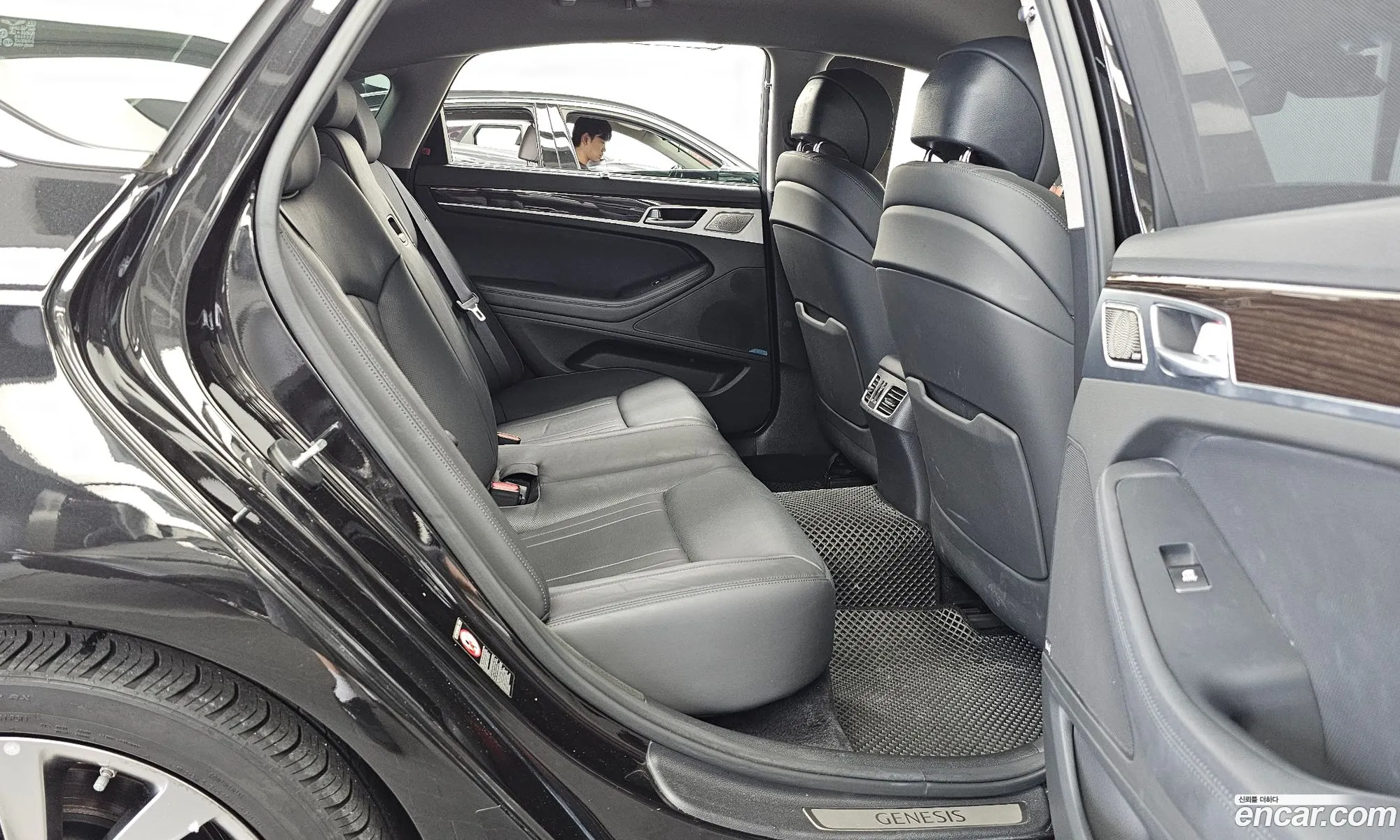 Genesis G80 2017 KMHGM41DBHU232088 — 10