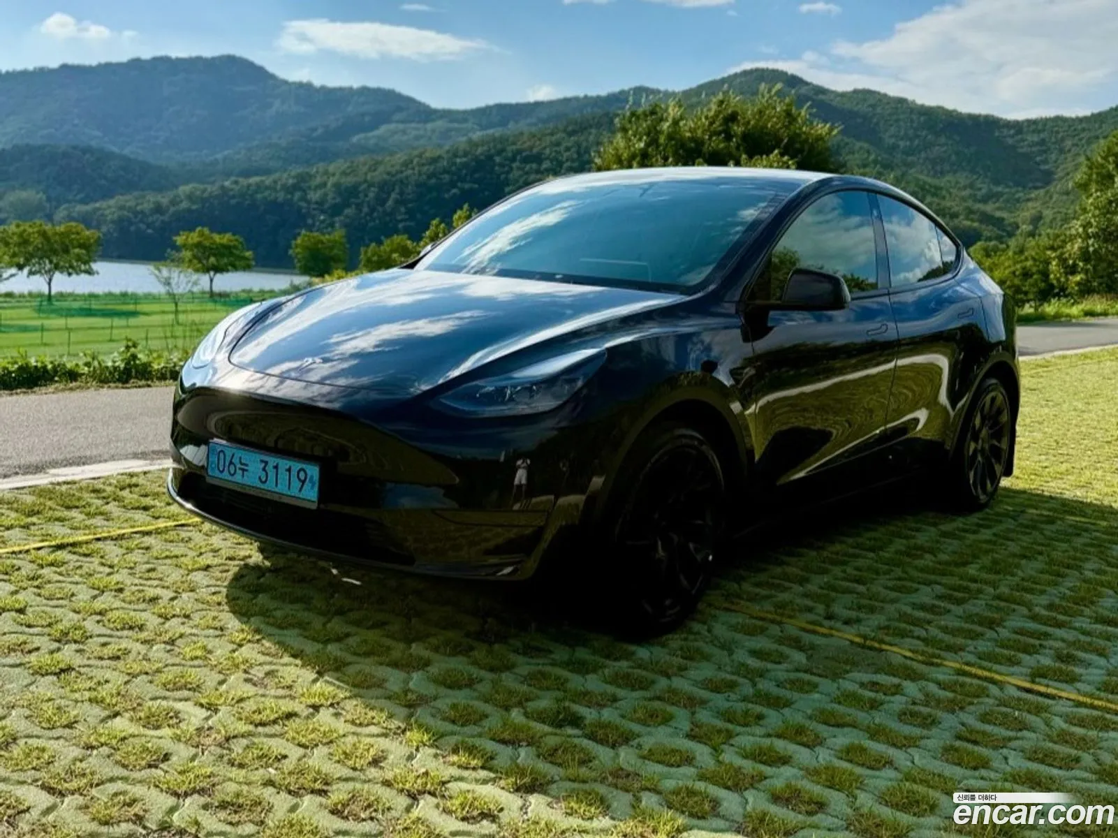 Tesla Model Y 2023 — 16