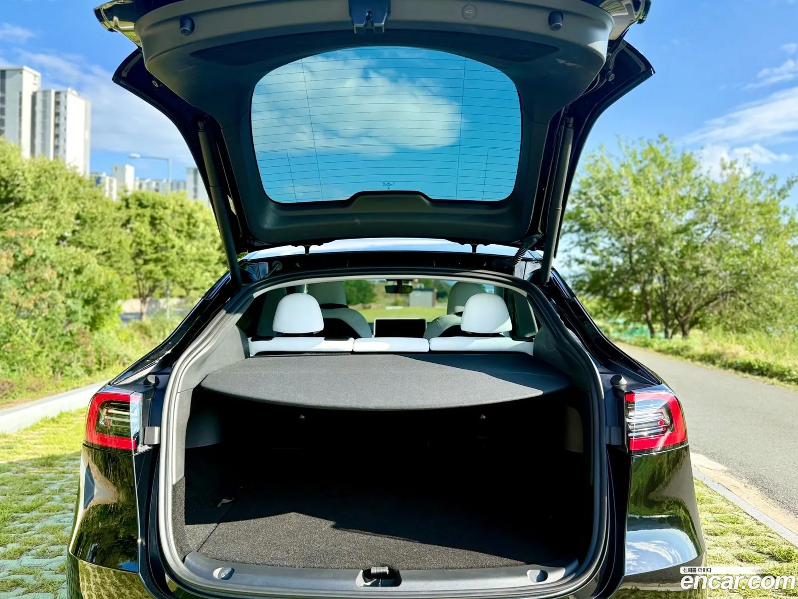 Tesla Model Y 2023 — 18