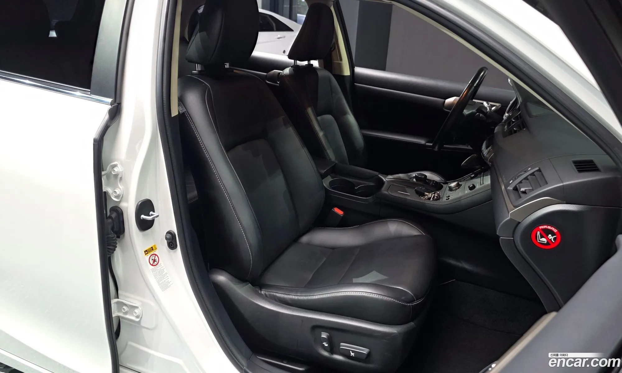 Lexus CT200h 2016 JTHKD5BH5G2274062 — 32