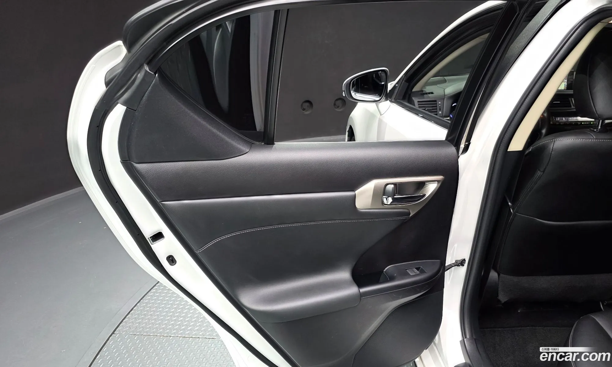 Lexus CT200h 2016 JTHKD5BH5G2274062 — 31