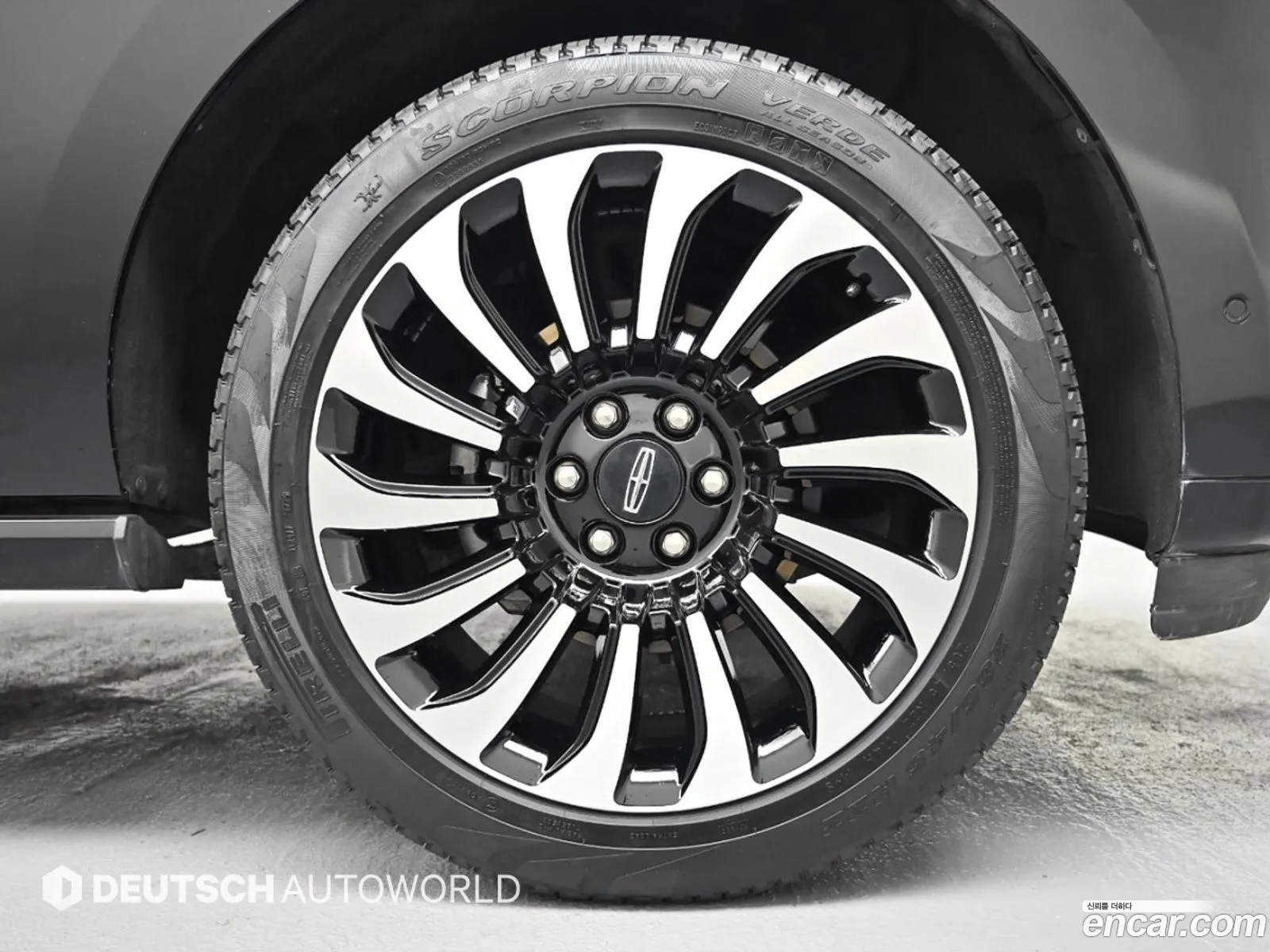 Lincoln Navigator 2023 — 17
