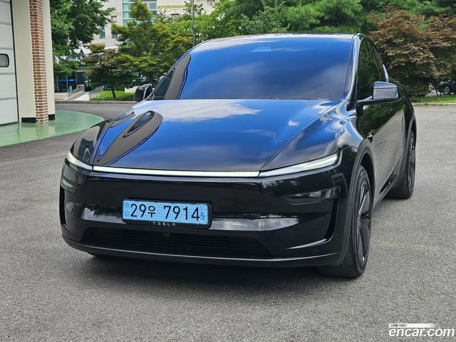 Tesla Model Y 2025 — 2