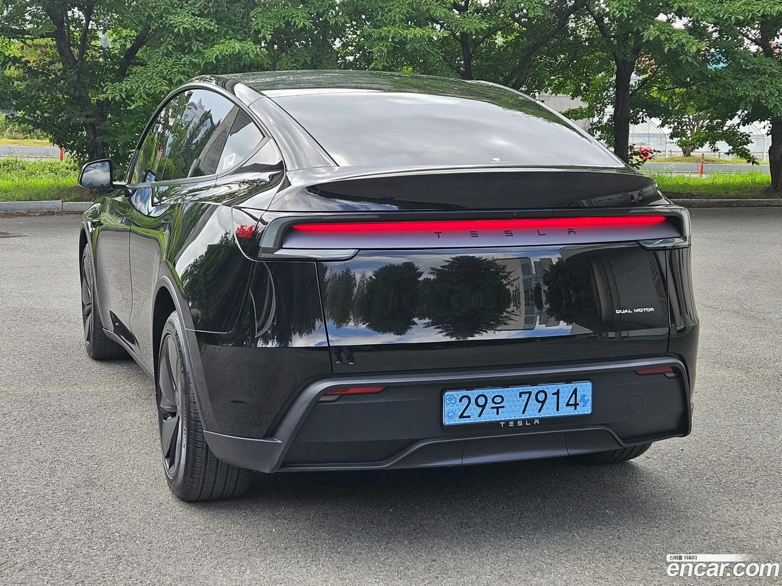 Tesla Model Y 2025 — 10