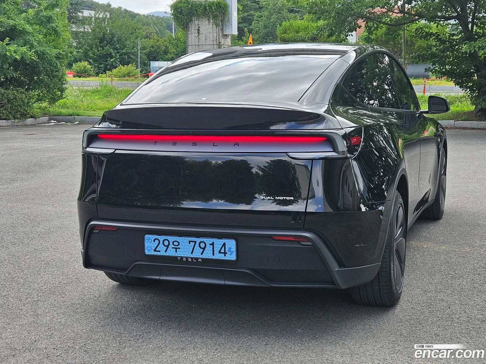 Tesla Model Y 2025 — 15