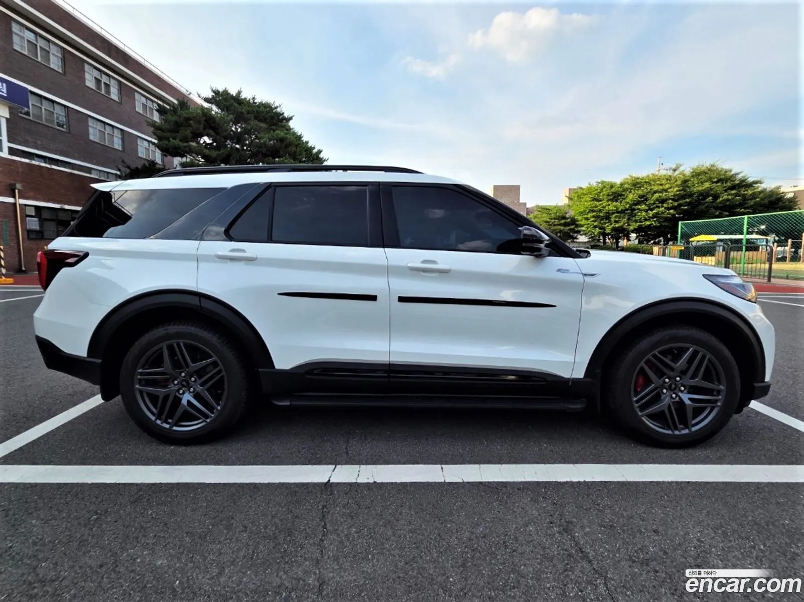 Ford Explorer 6th Gen 2025 — 7