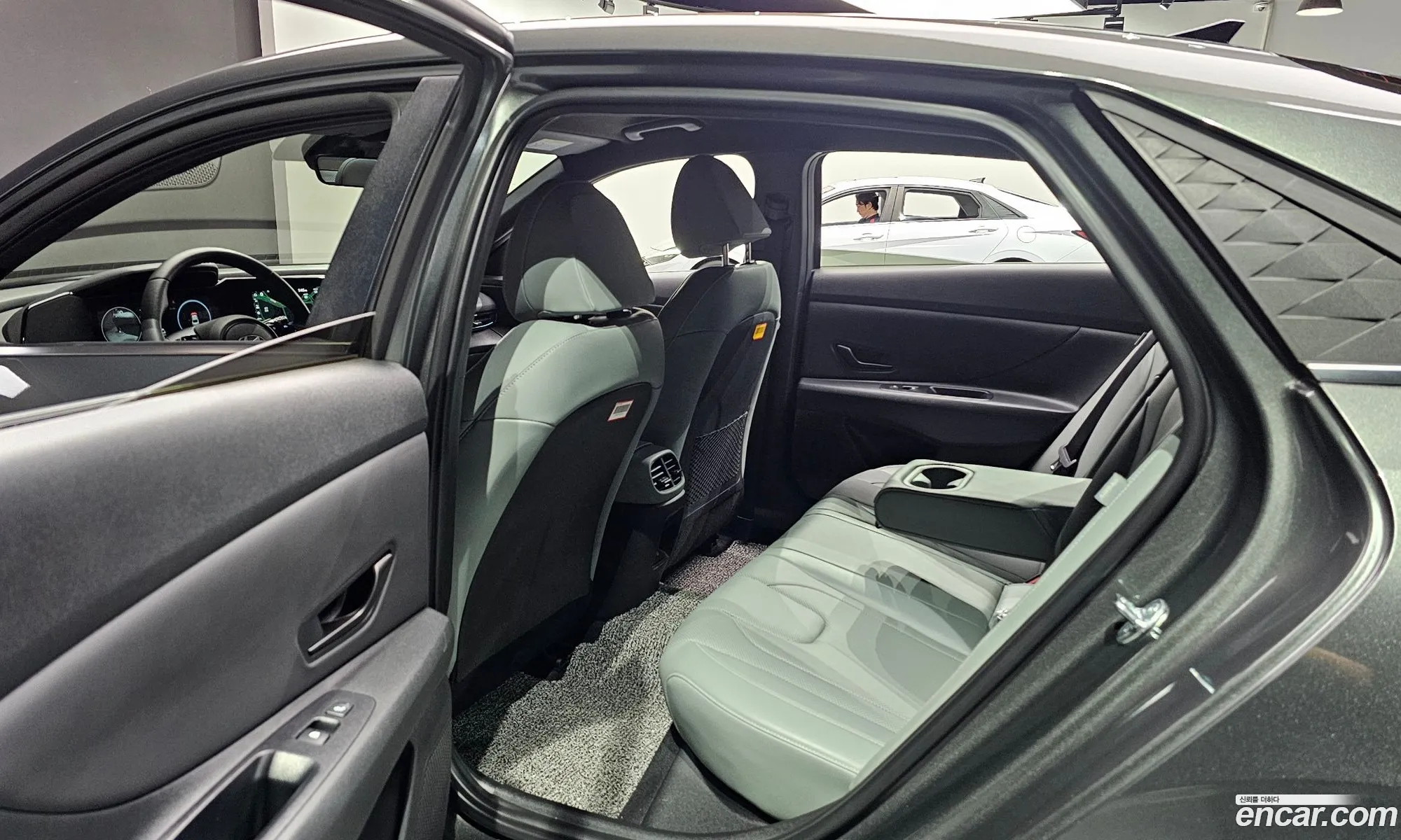 Hyundai Elantra 2024 — 3