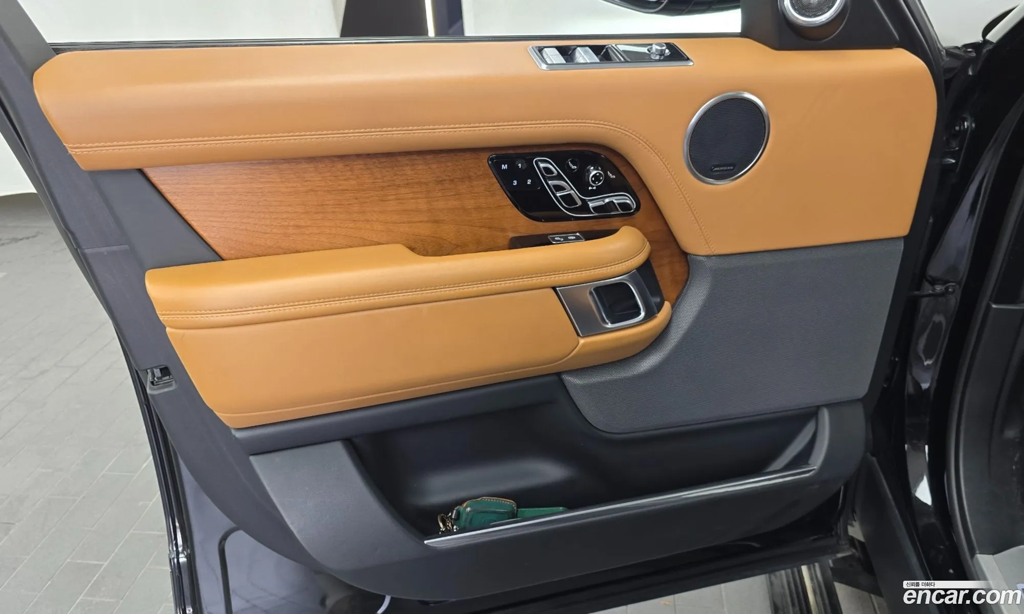 Land Rover Range Rover 2019 SALGA3BE6KA540982 — 31