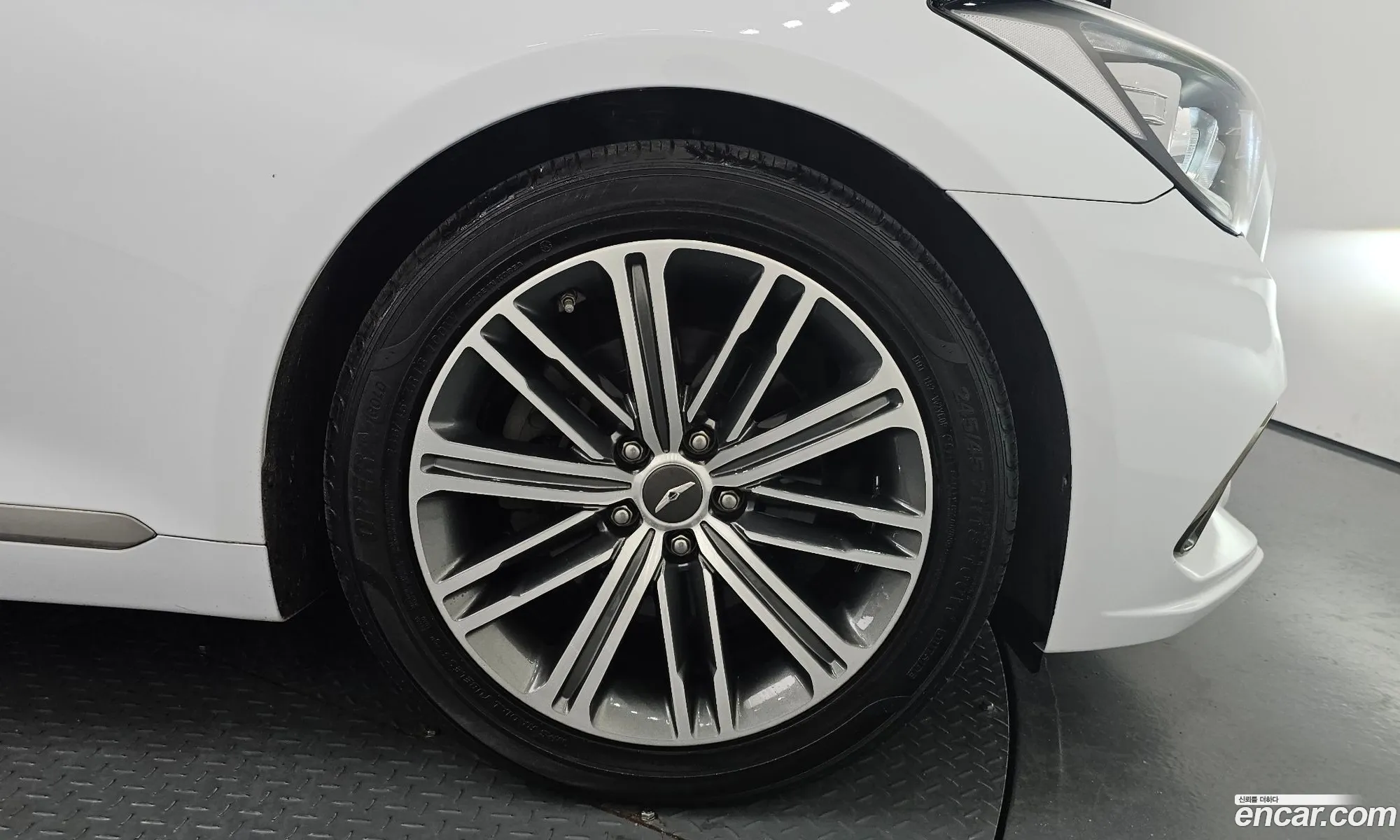 Genesis G80 2017 KMHGL41DBJU243974 — 6