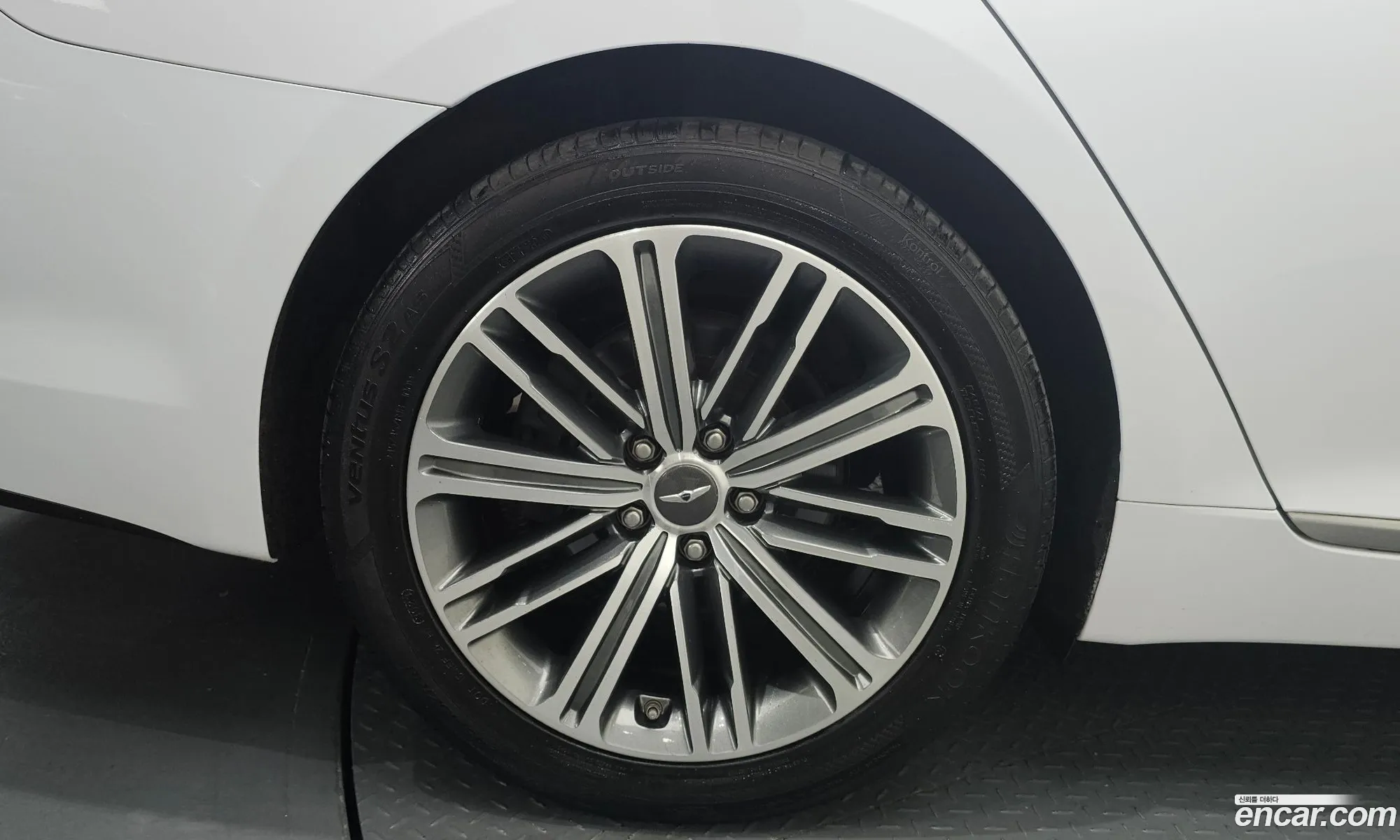 Genesis G80 2017 KMHGL41DBJU243974 — 12