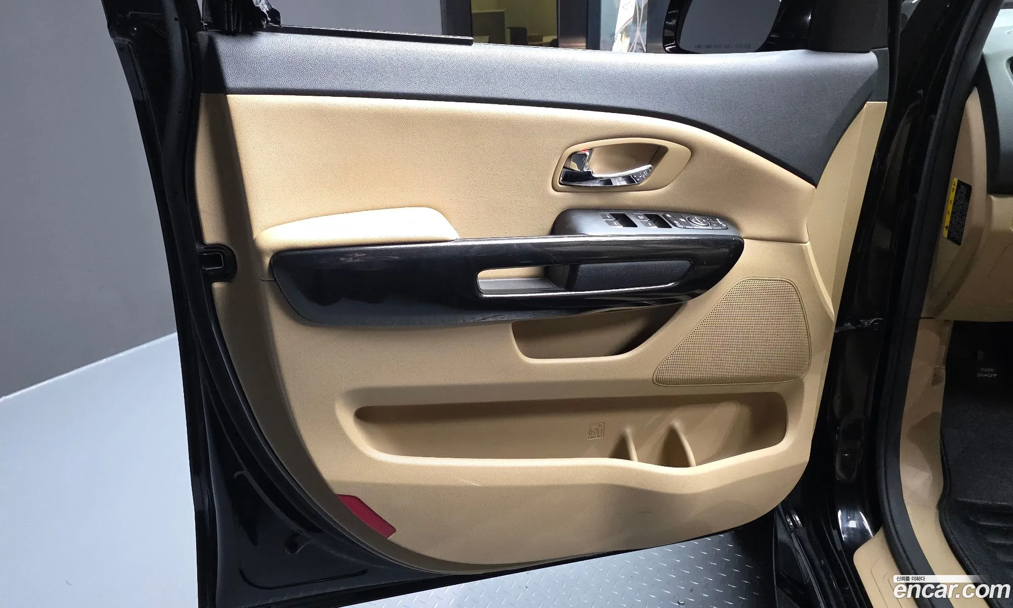 Kia Carnival 2017 KNAMC81ABJS355913 — 24