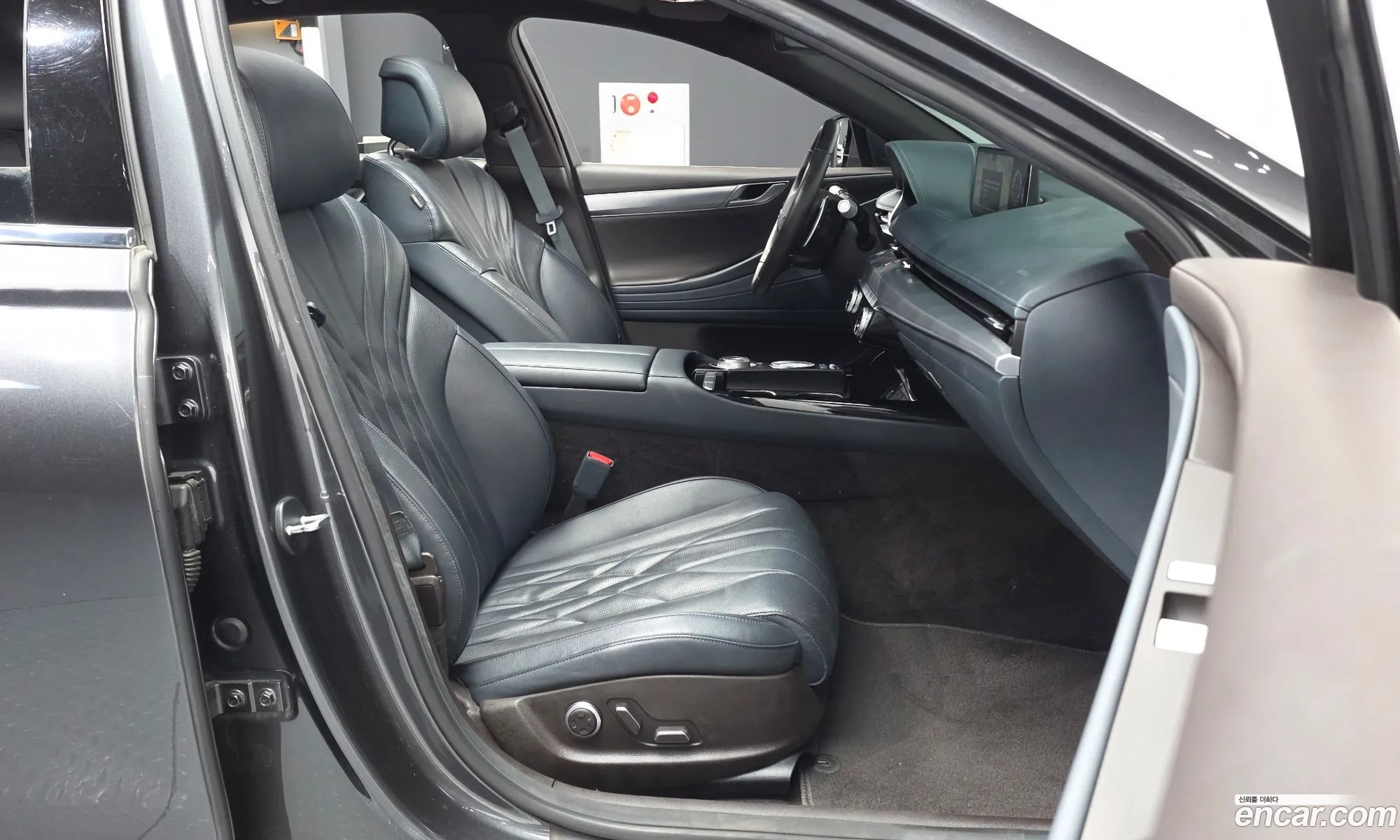 Genesis G80 2020 KMTGB41CDMU030884 — 5