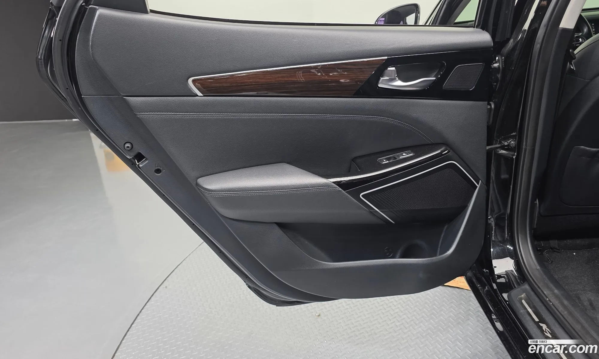 Kia K7 2018 KNALC418BJA151498 — 23