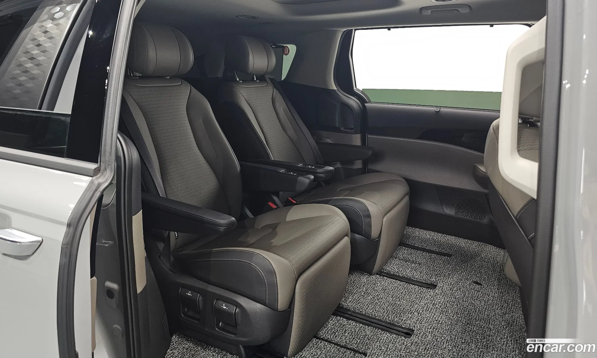 Kia Carnival 2024 KNANE81ABSS028147 — 8