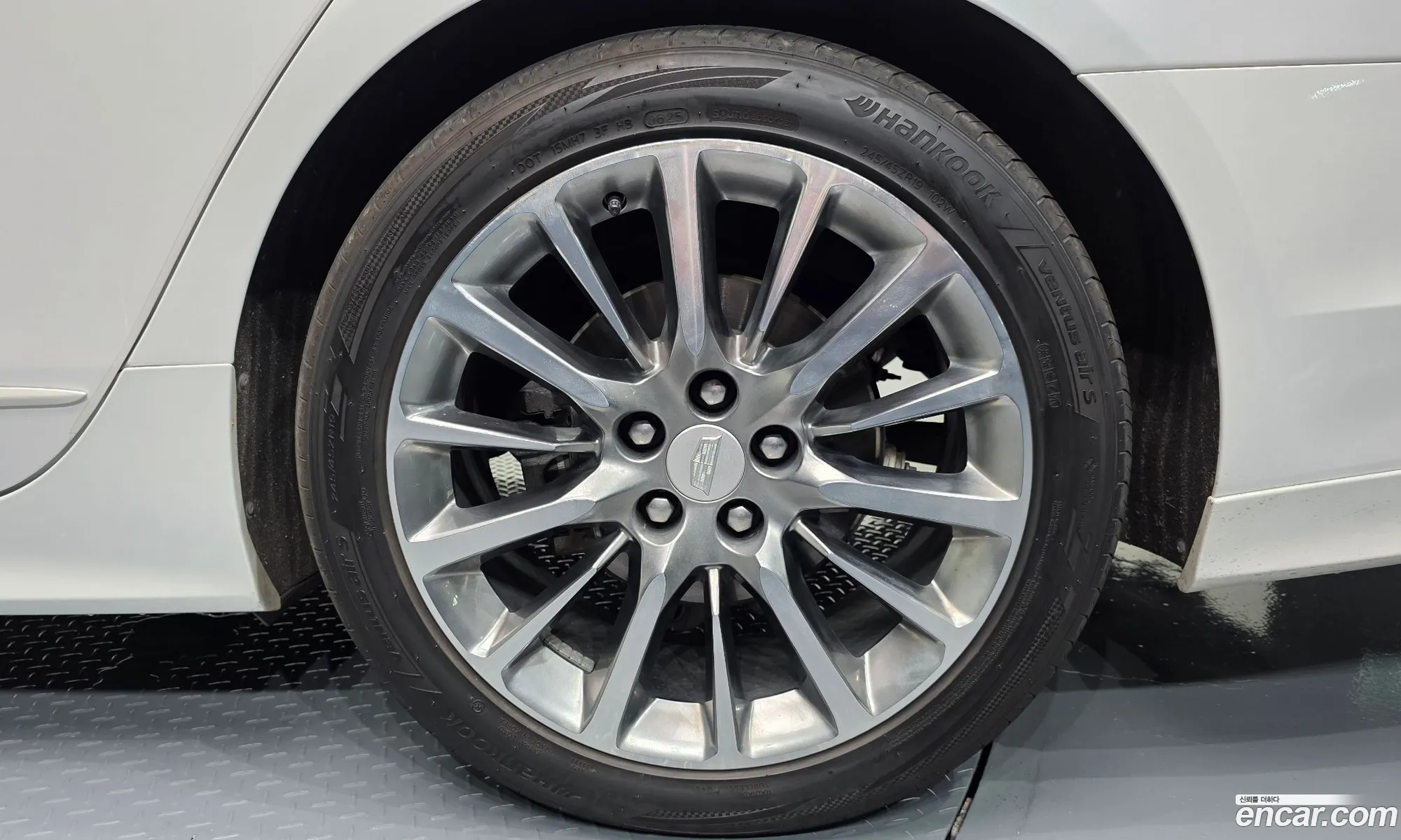 Cadillac CT6 2019 1G6K95RS3KU137304 — 3