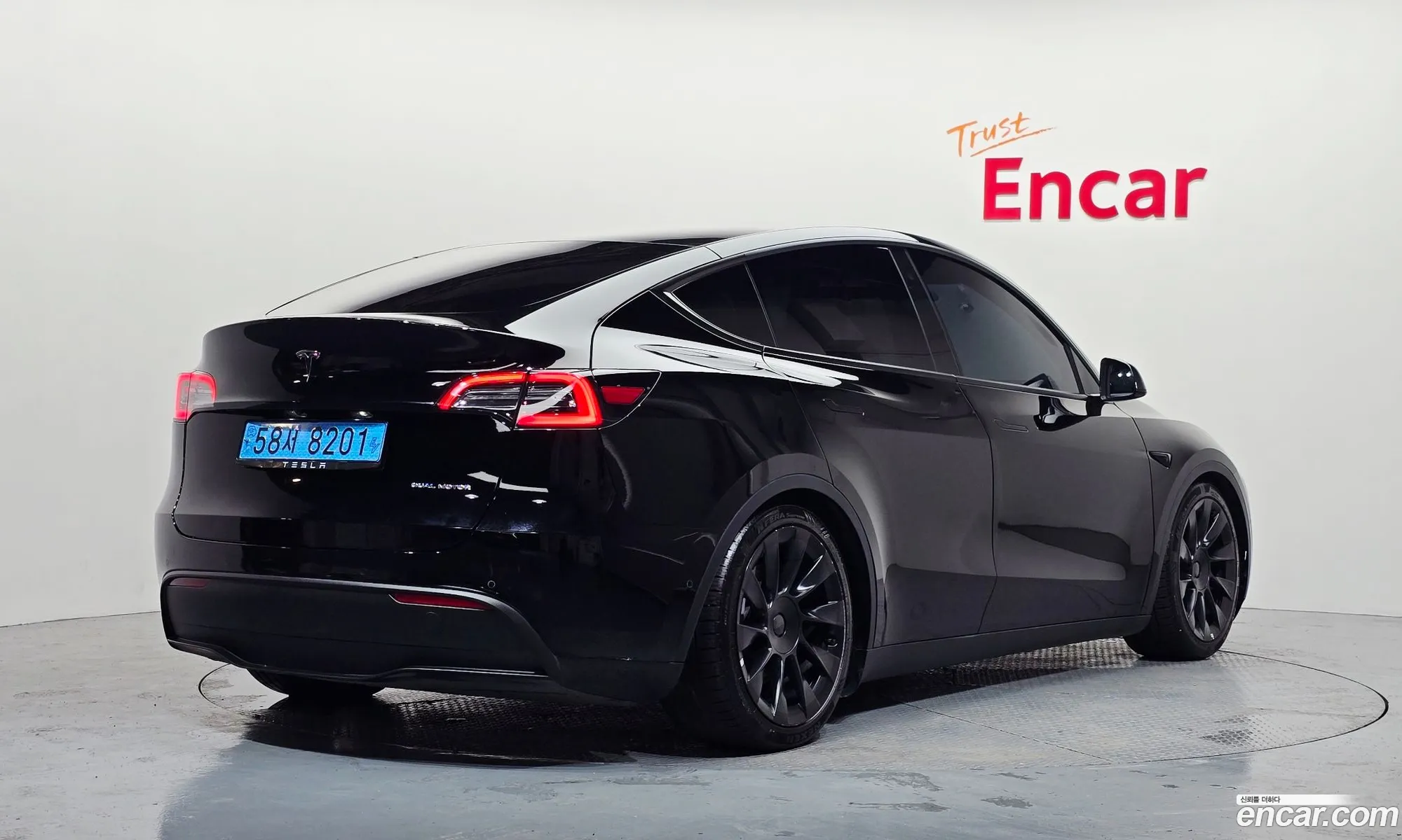 Tesla Model Y 2022 — 32