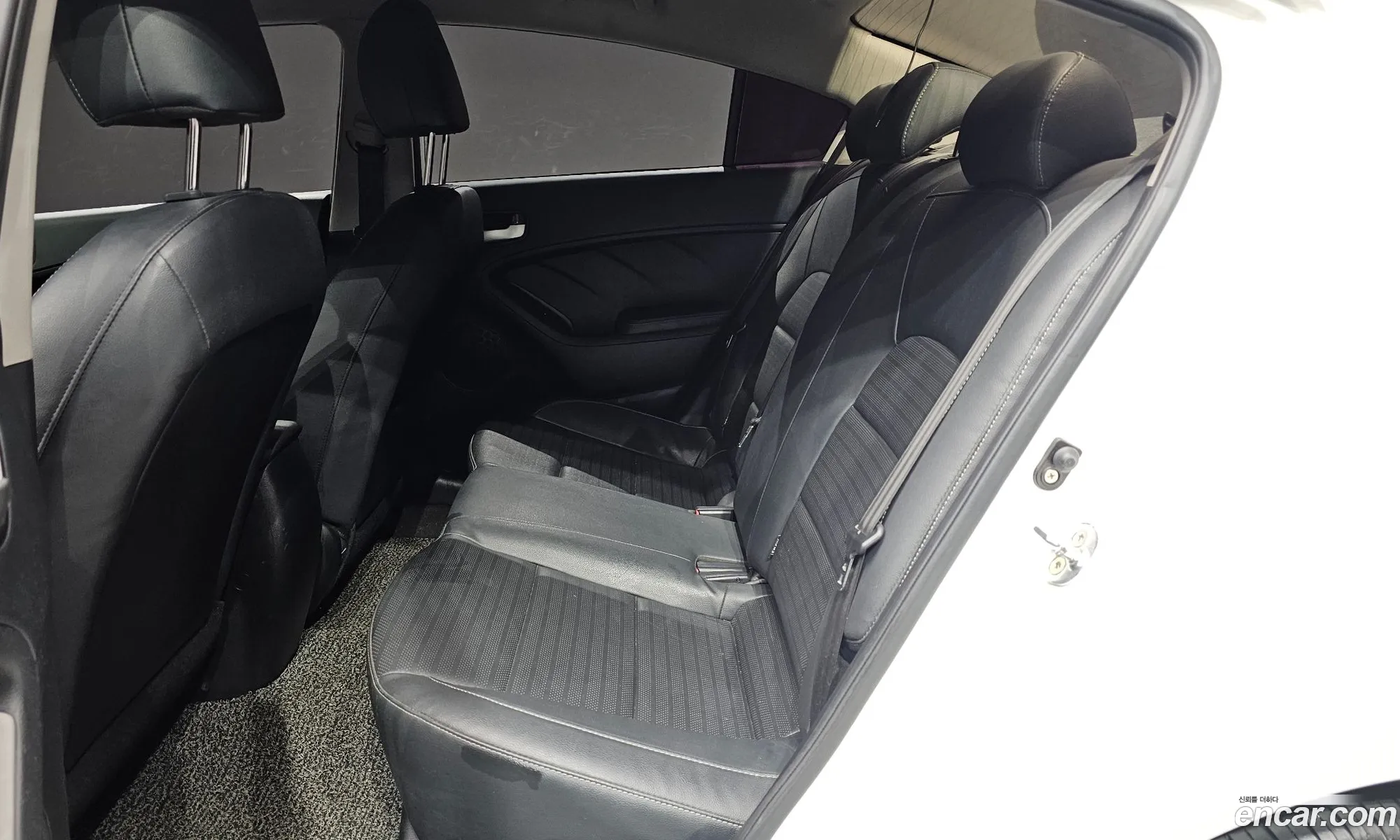 Kia K3 2017 KNAFJ41BGHA713005 — 4