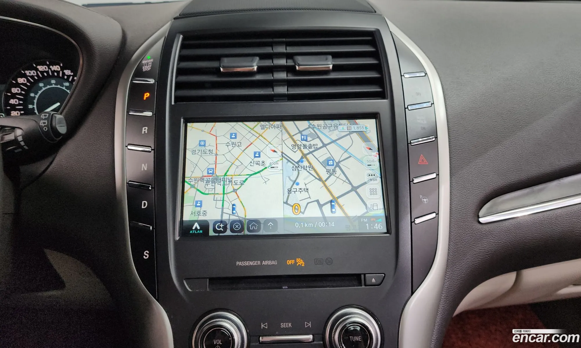 Lincoln MKC 2018 5LMCJ3D92KUL07226 — 9
