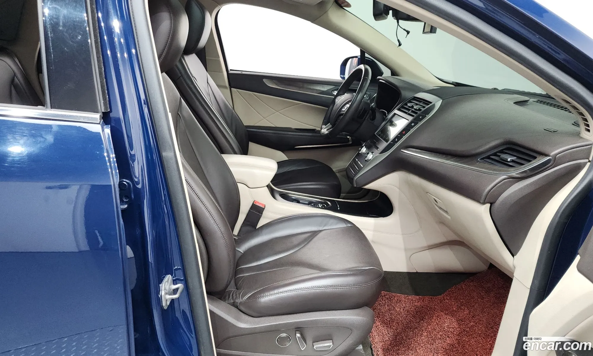 Lincoln MKC 2018 5LMCJ3D92KUL07226 — 25