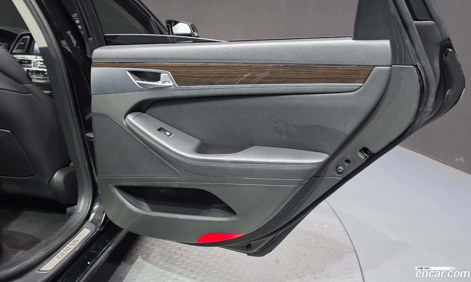 Genesis G80 2017 KMHGL41DDHU214032 — 8
