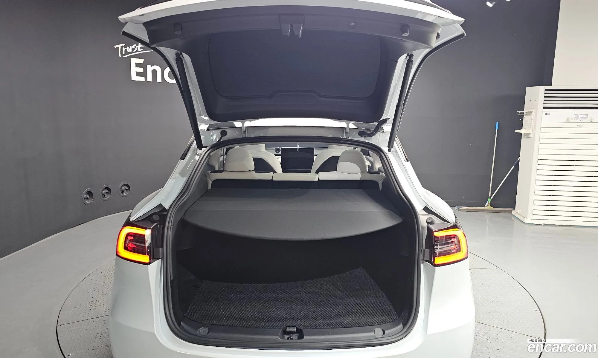 Tesla Model Y 2024 — 12