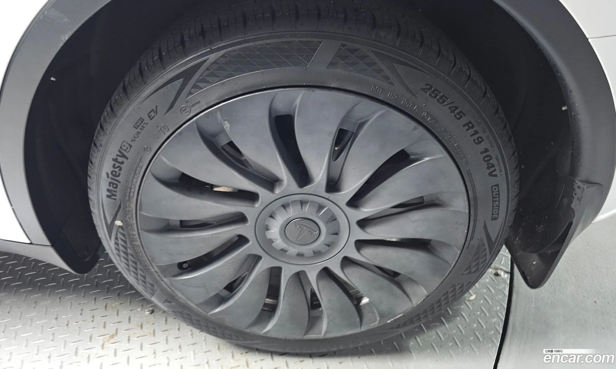 Tesla Model Y 2024 — 30
