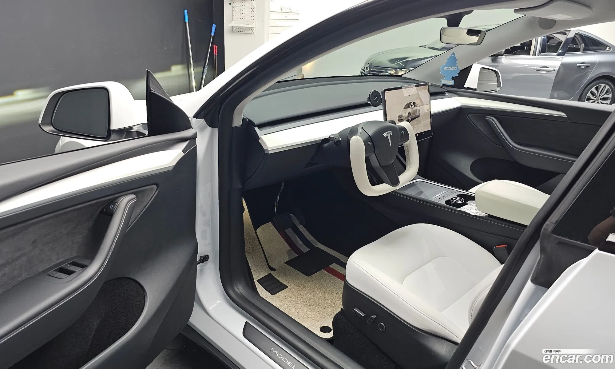 Tesla Model Y 2024 — 19