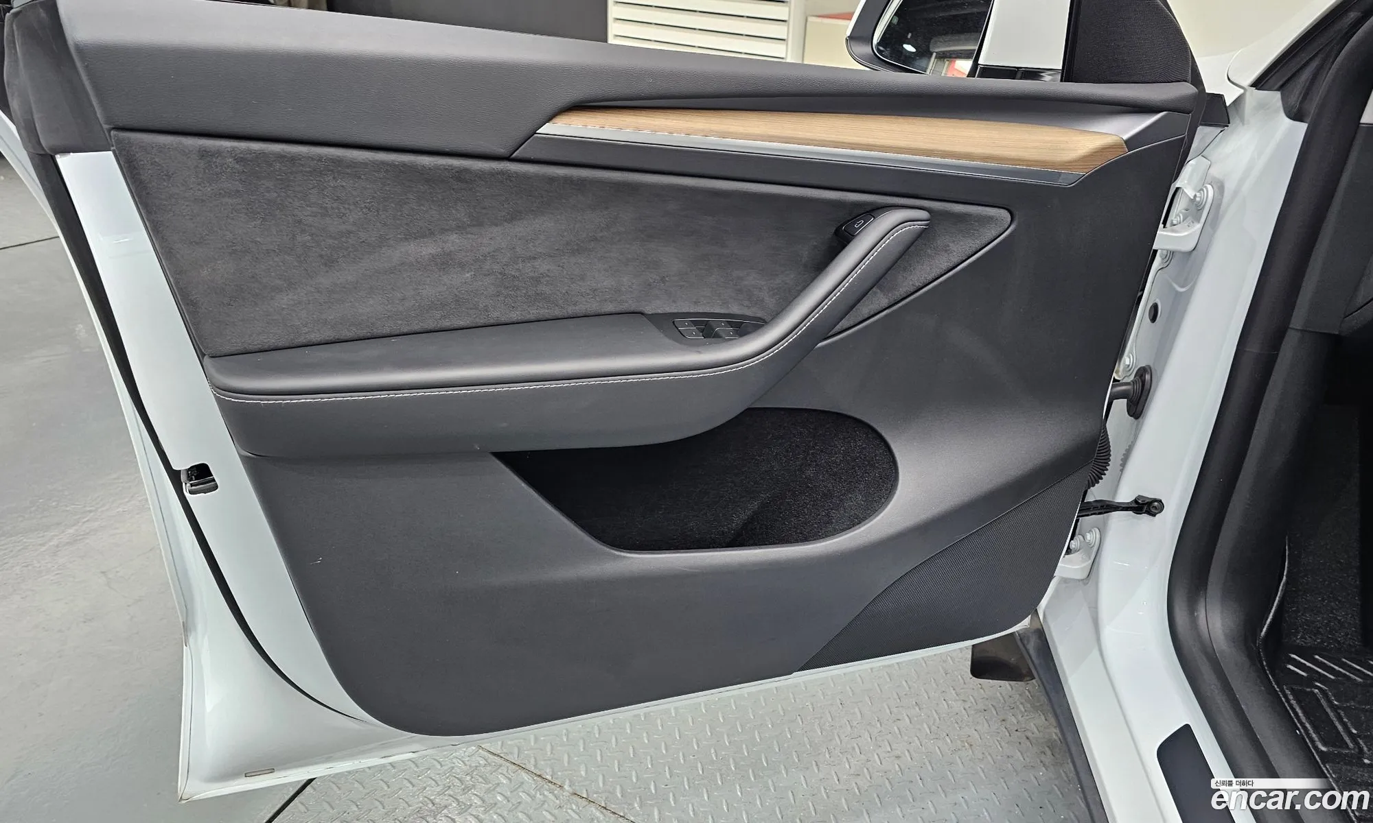 Tesla Model Y 2023 LRWYGCFS111111111 — 29