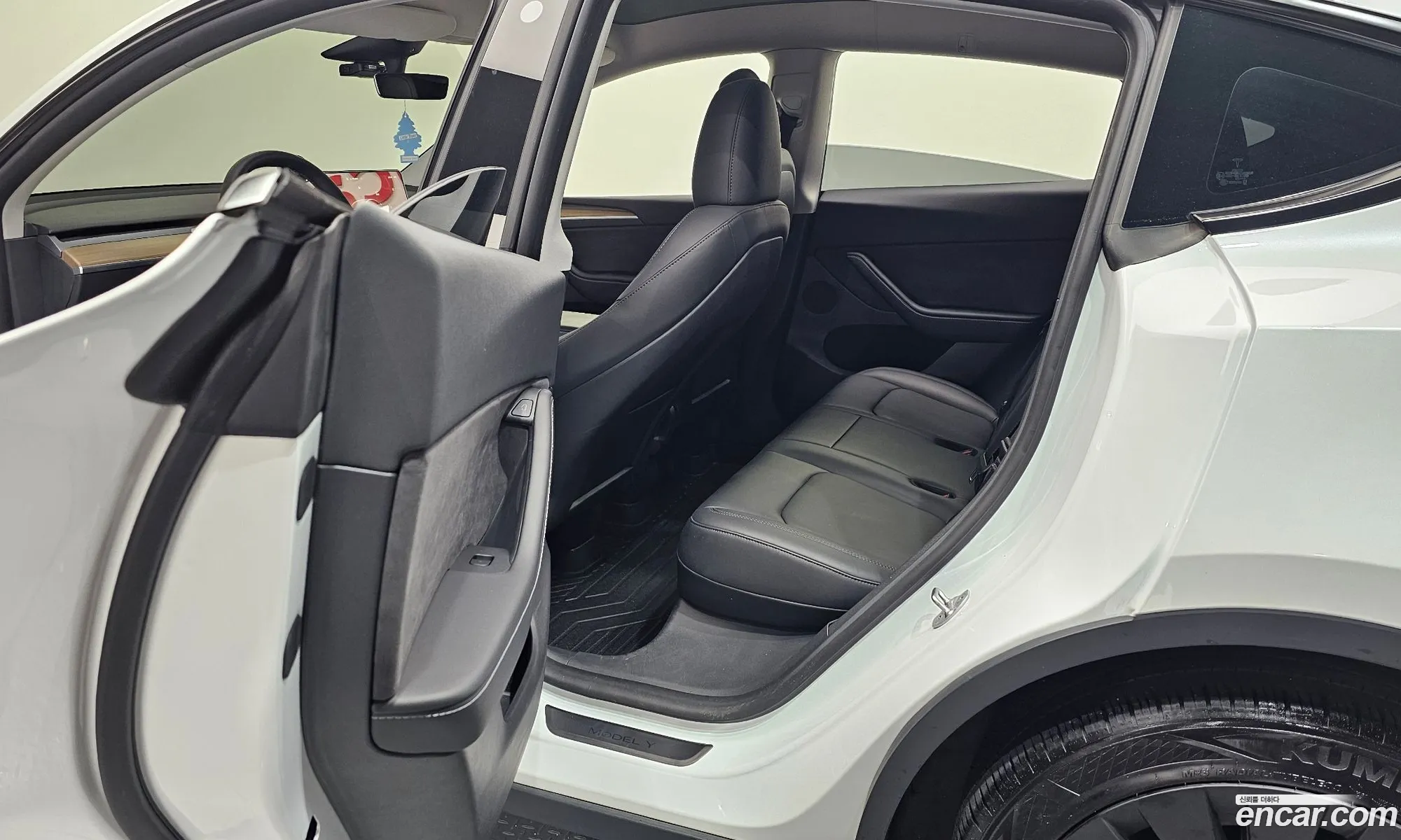 Tesla Model Y 2023 LRWYGCFS111111111 — 30