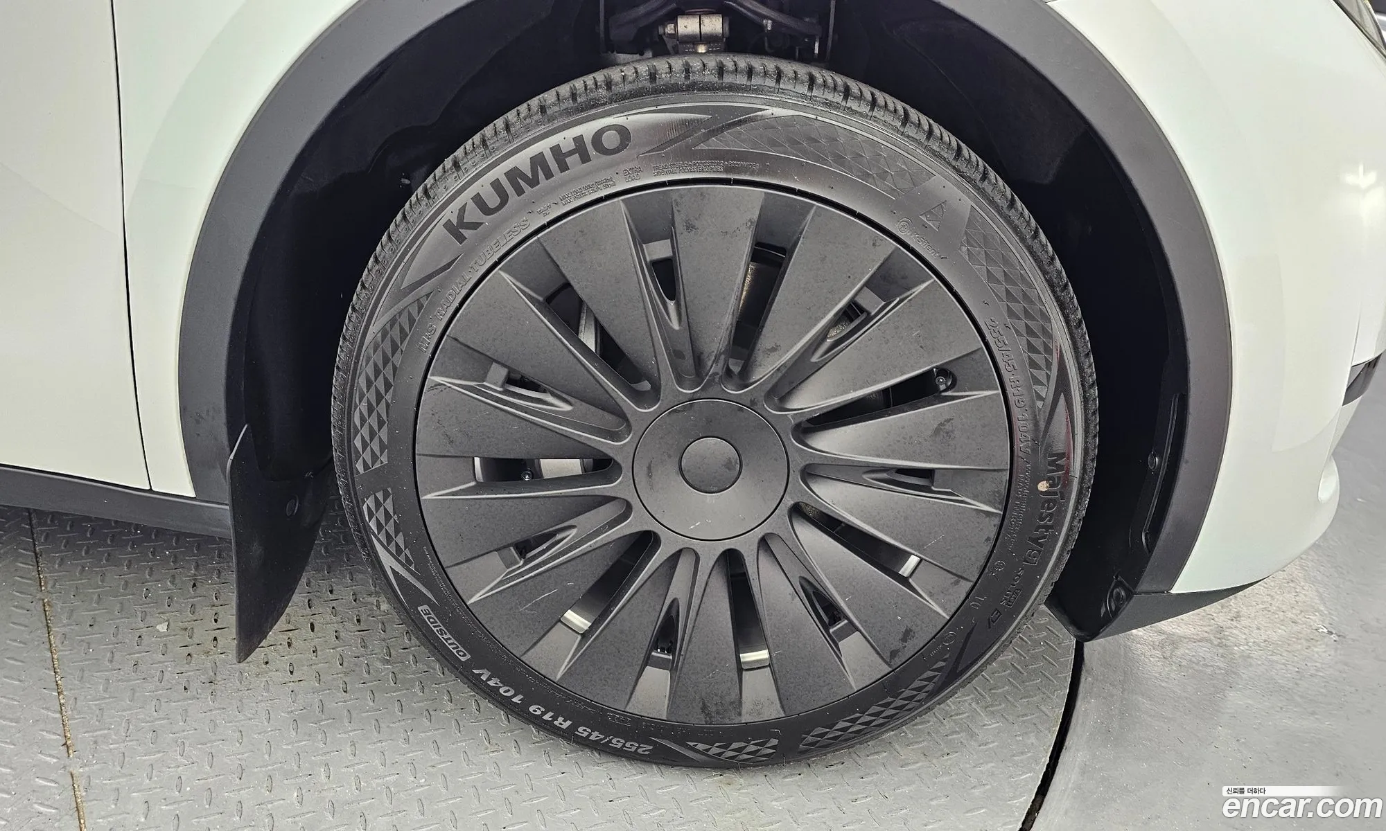 Tesla Model Y 2023 LRWYGCFS111111111 — 18