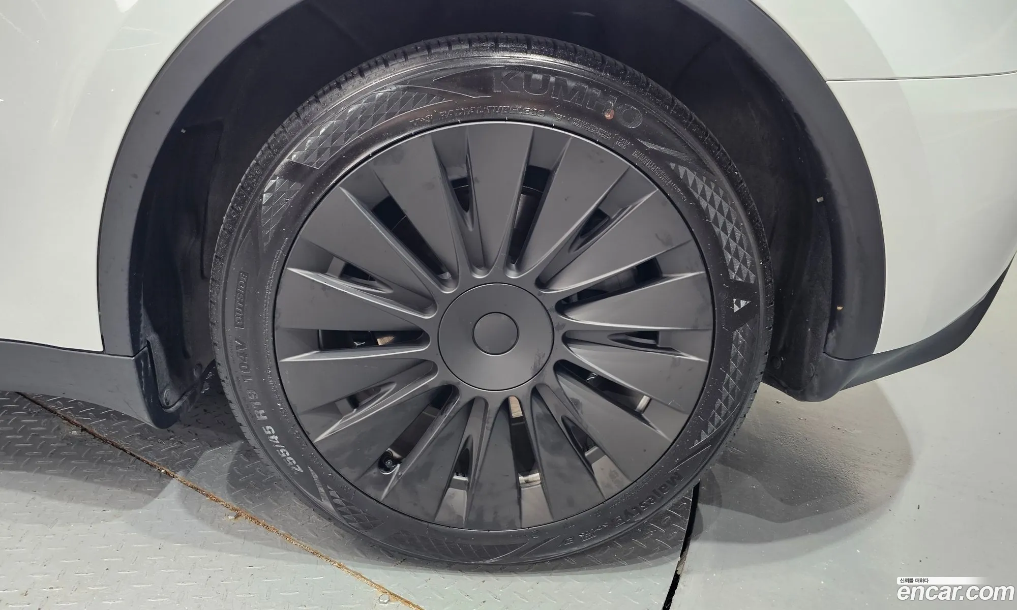 Tesla Model Y 2023 LRWYGCFS111111111 — 17