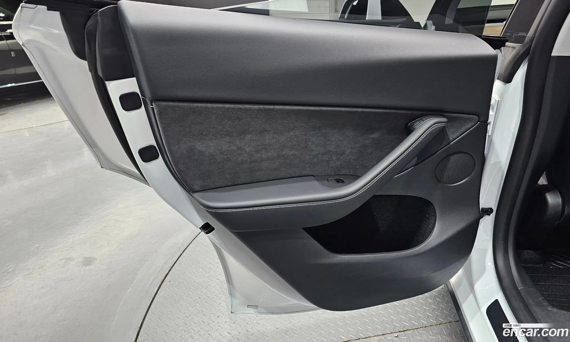 Tesla Model Y 2023 LRWYGCFS111111111 — 19