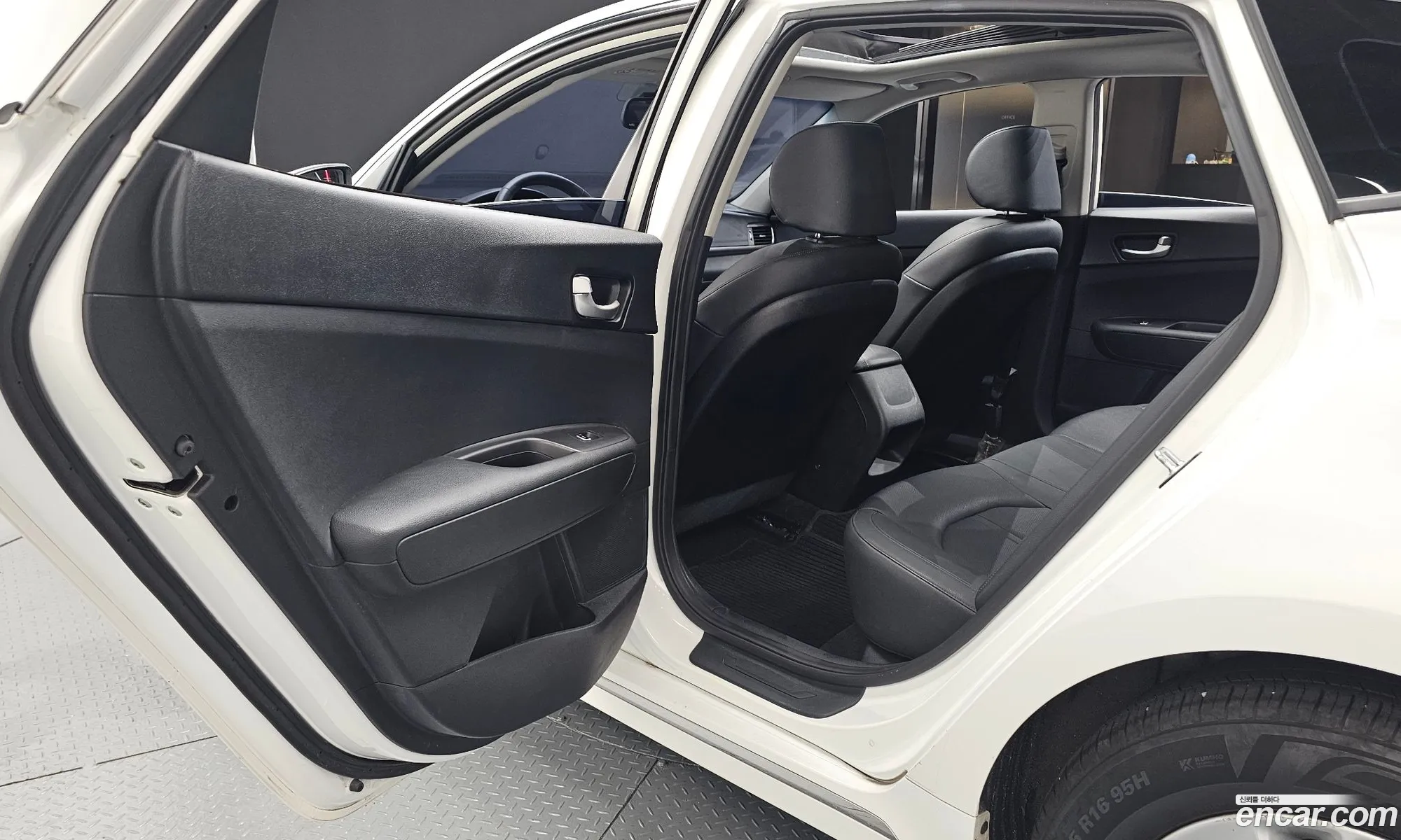 Kia K5 2017 KNAGT416BHA171336 — 29