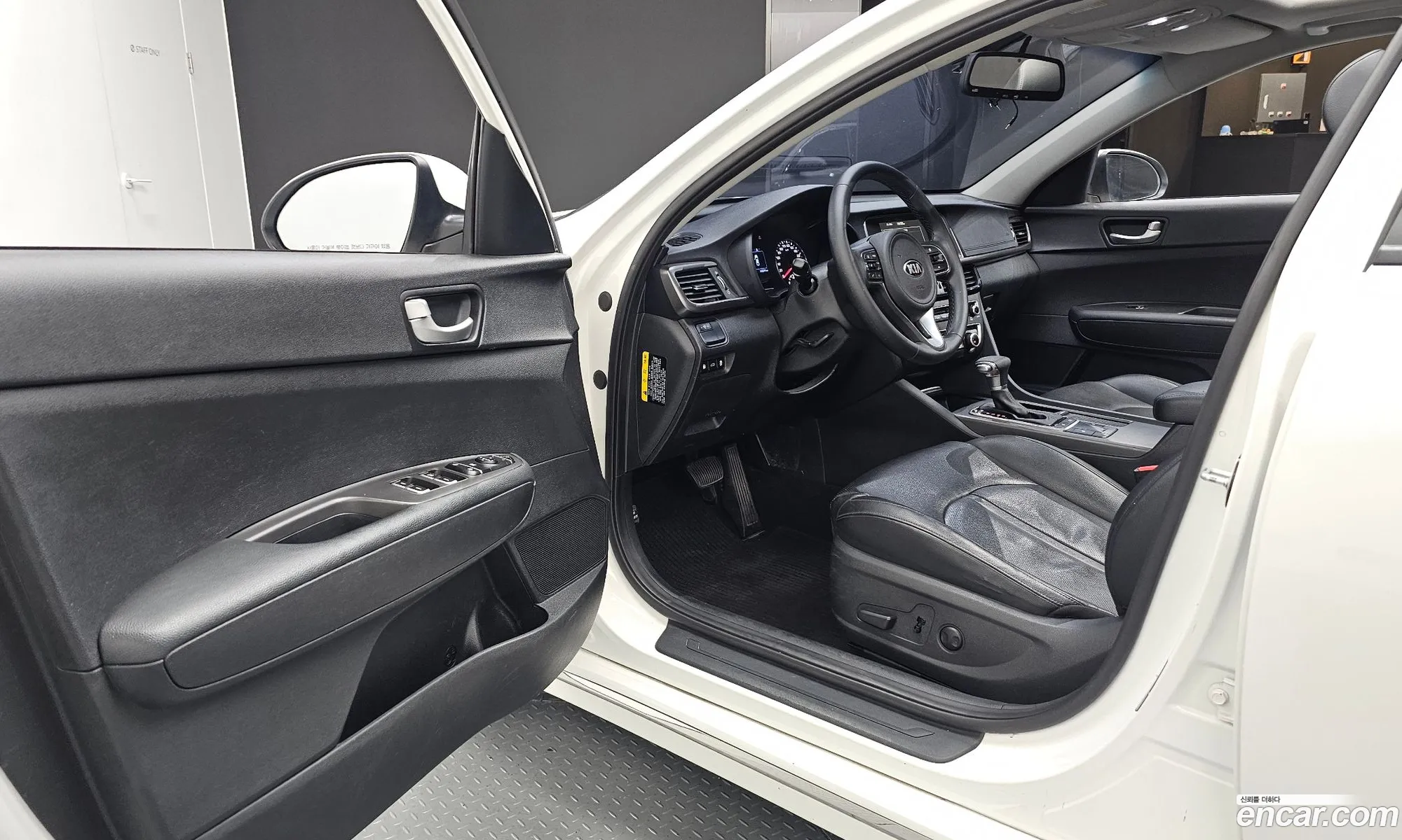 Kia K5 2017 KNAGT416BHA171336 — 28