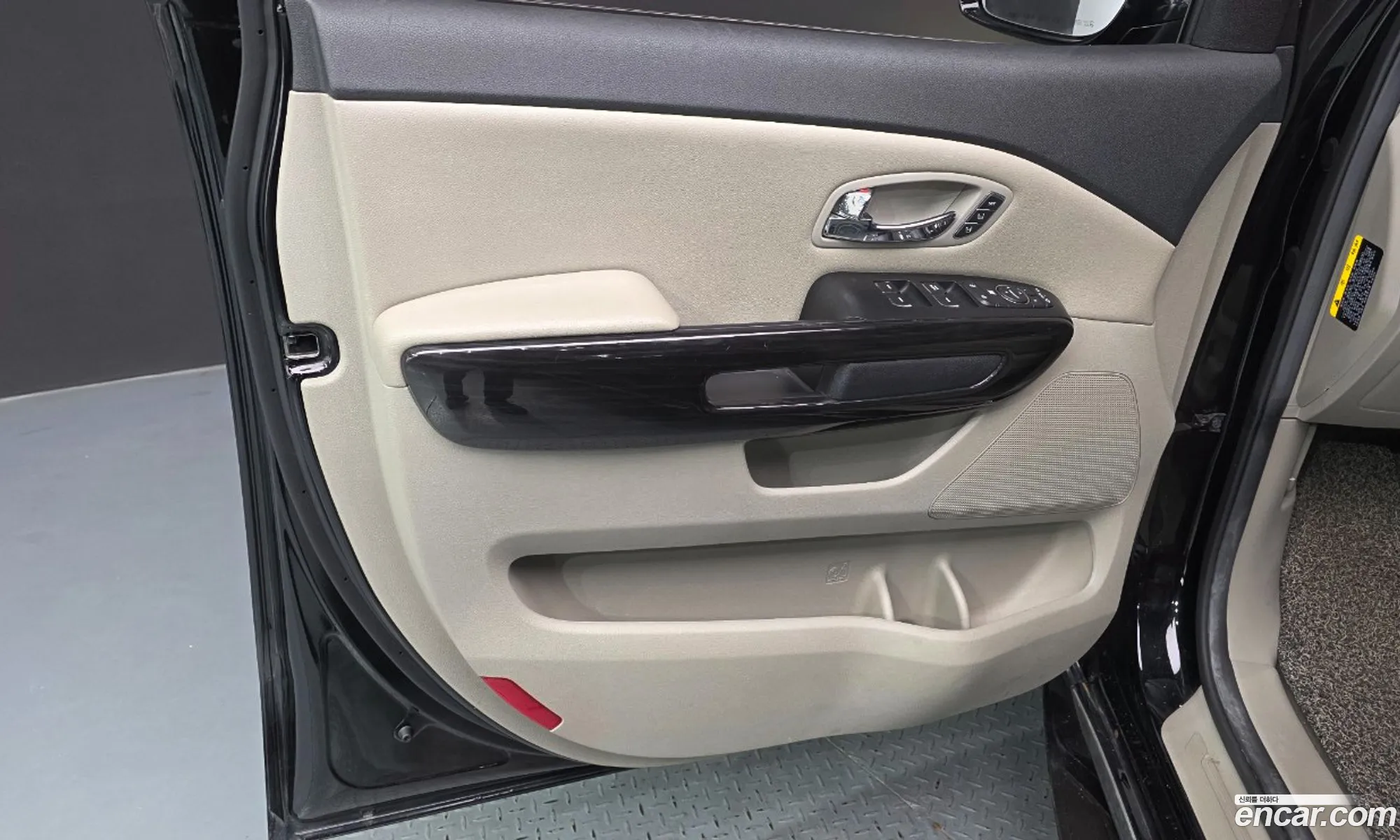 Kia Carnival 2018 KNAME811BKS446784 — 32