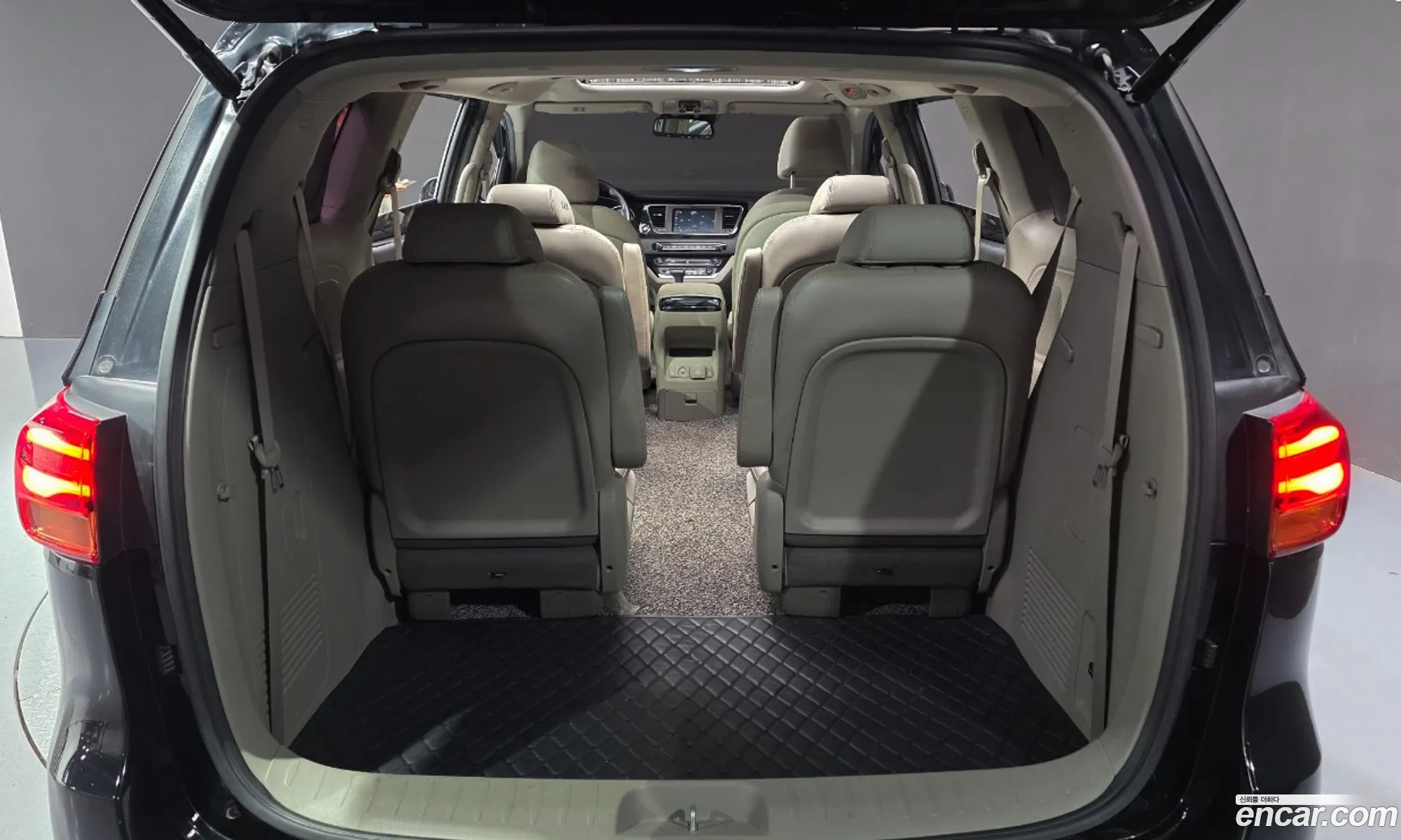 Kia Carnival 2018 KNAME811BKS446784 — 24