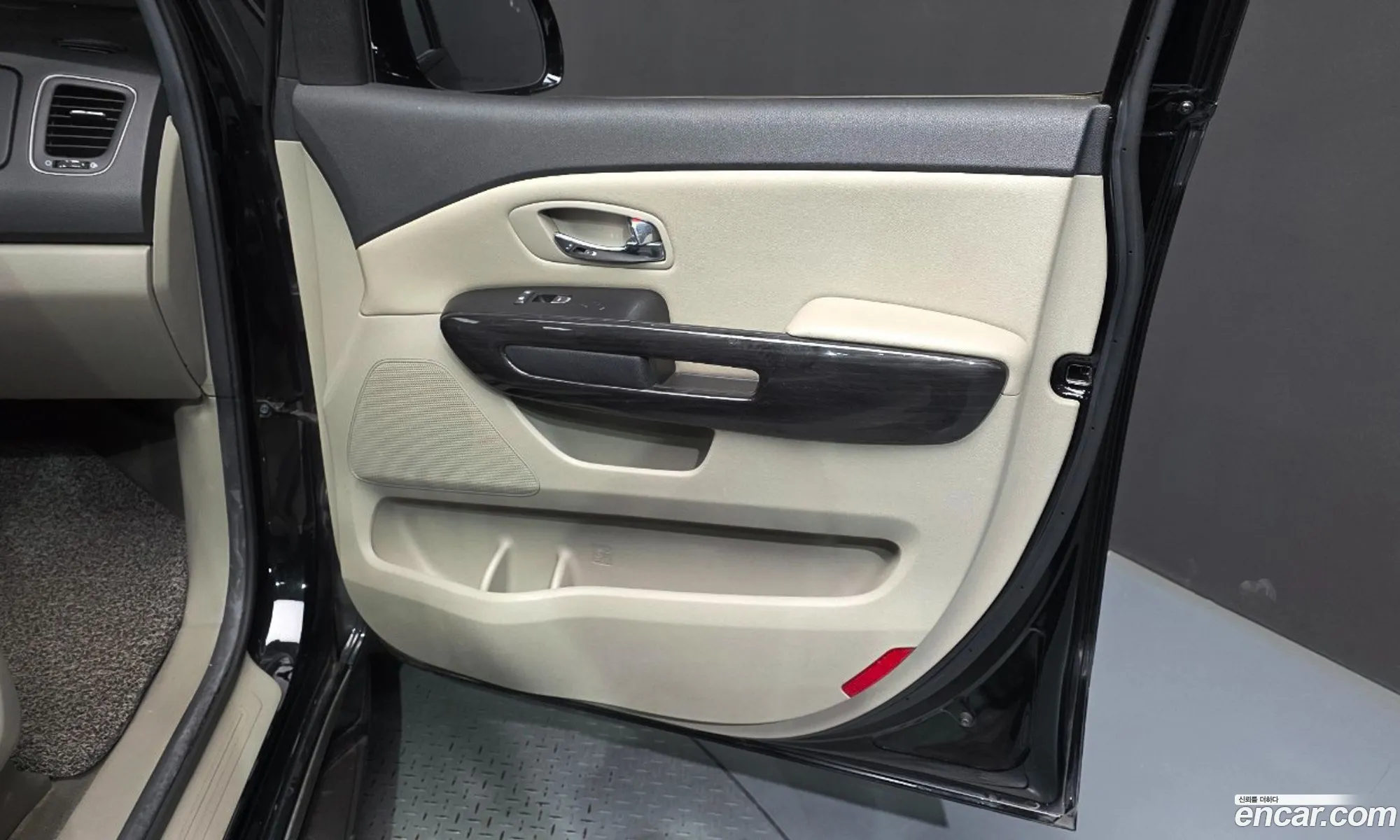 Kia Carnival 2018 KNAME811BKS446784 — 3