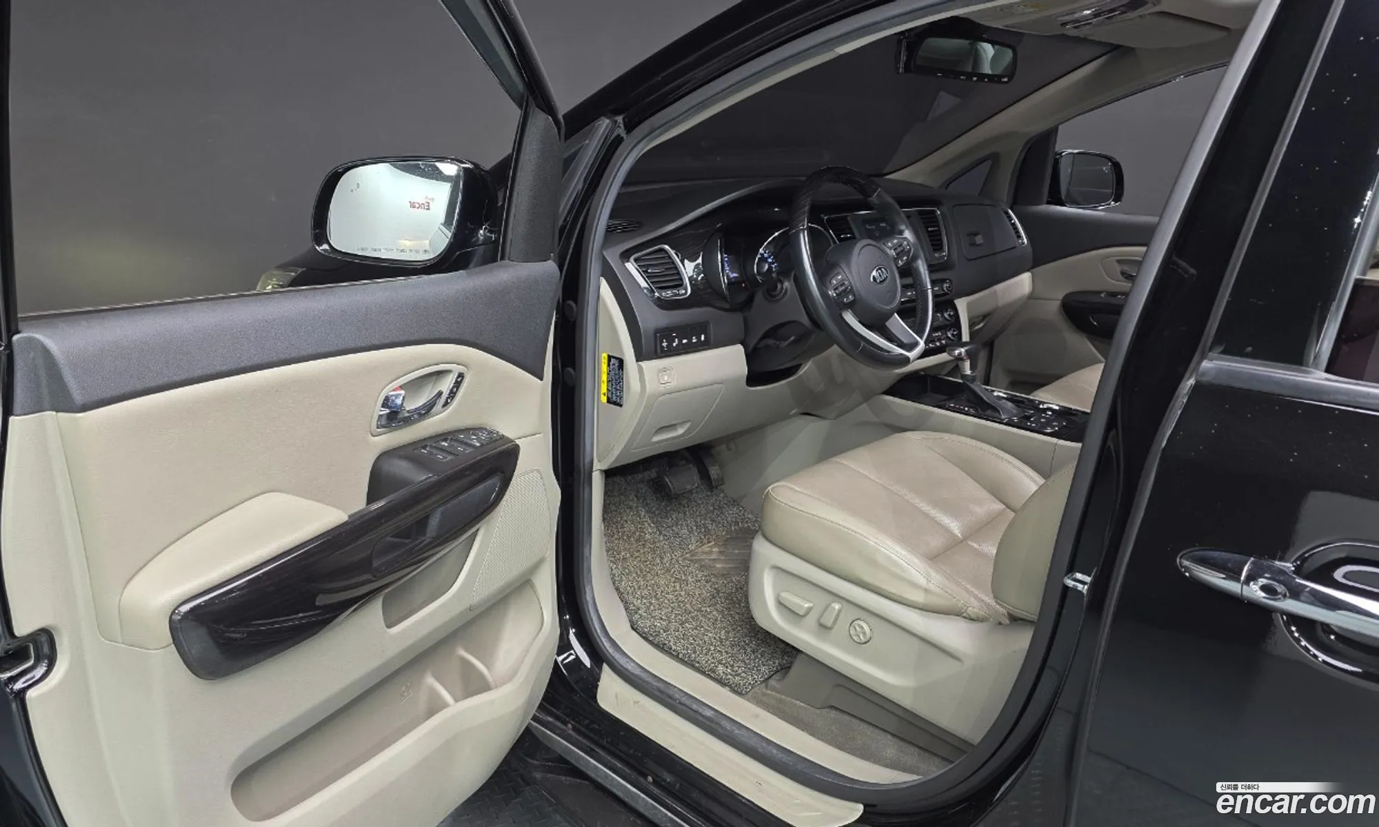 Kia Carnival 2018 KNAME811BKS446784 — 7