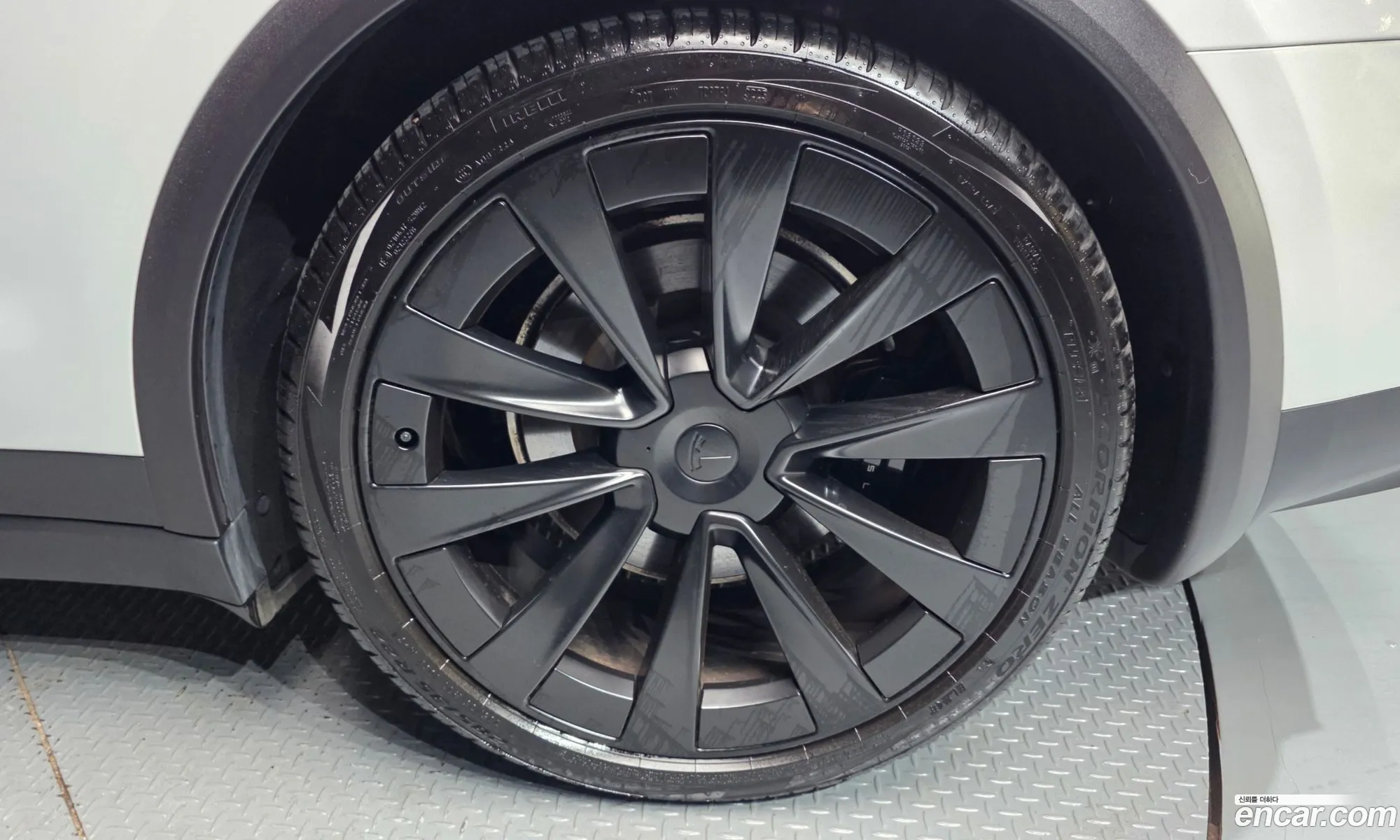 Tesla Model X 2023 — 7