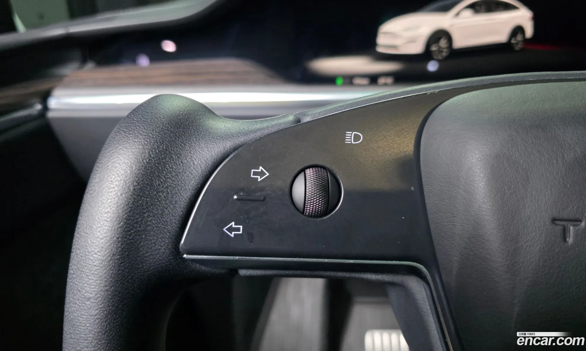 Tesla Model X 2023 — 16