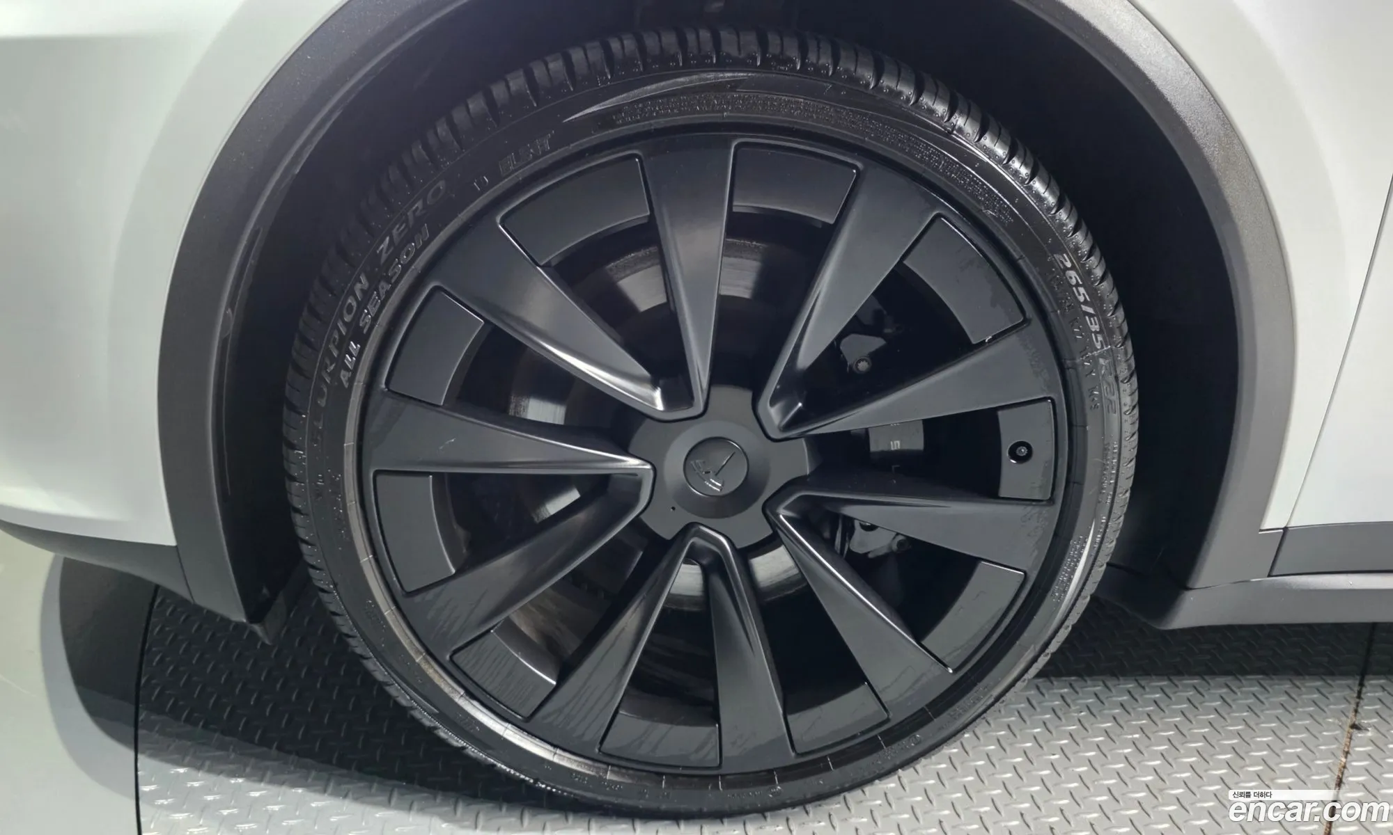 Tesla Model X 2023 — 17