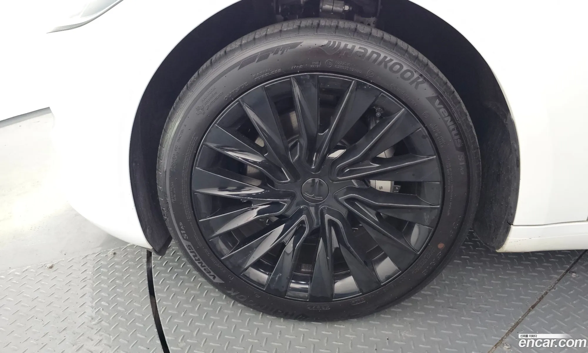 Tesla Model 3 2024 LRW3E7EK111111111 — 18